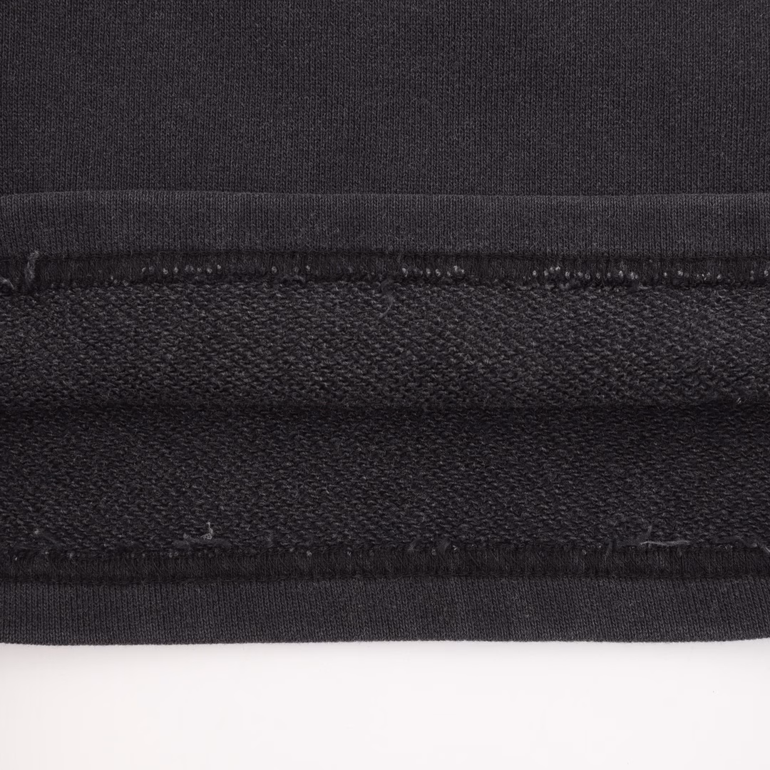 Alexander Wang solid color small label shortsUndoubtedly one of the hottest young stars in the fashion circle, good at shaping the hearts of young people. The free and simple lifestyle and the elements that conform to the trend are deeply sought after by celebrities and talents. Alexander Wang 2025 new men's bodywear series plain knit shorts meet the simple and generous wearing preferences. The natural elastic waistband has a drawstring to accommodate the waist while meeting the comfort and convenience. The washing process is slightly whitened and distressed, making the pants full of retro atmosphere, which coincides with the tone of street fashion. There is a patch embroidery of the king's logo flag on the trouser legs. The red alexanderwang font is still slightly conspicuous. There is no need to worry about recognition. The same style for men and women. Neutral design. The daily loose version is versatile and can be matched with a variety of styles. 480 grams of high-weight cotton terry. Genuine grade
