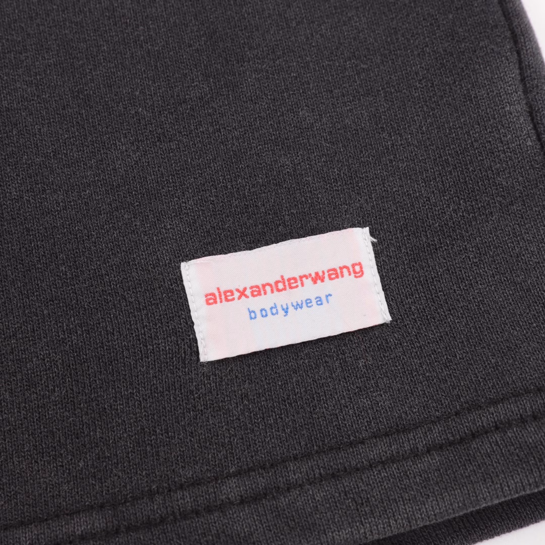 Alexander Wang solid color small label shortsUndoubtedly one of the hottest young stars in the fashion circle, good at shaping the hearts of young people. The free and simple lifestyle and the elements that conform to the trend are deeply sought after by celebrities and talents. Alexander Wang 2025 new men's bodywear series plain knit shorts meet the simple and generous wearing preferences. The natural elastic waistband has a drawstring to accommodate the waist while meeting the comfort and convenience. The washing process is slightly whitened and distressed, making the pants full of retro atmosphere, which coincides with the tone of street fashion. There is a patch embroidery of the king's logo flag on the trouser legs. The red alexanderwang font is still slightly conspicuous. There is no need to worry about recognition. The same style for men and women. Neutral design. The daily loose version is versatile and can be matched with a variety of styles. 480 grams of high-weight cotton terry. Genuine grade
