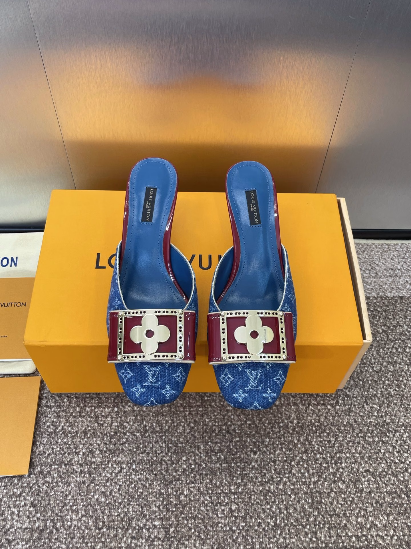 Louis Vuitton 2025 Spring/Summer new cat-heel jelly-colored women's shoes LV letter logo metal buckle square toe color-blocked hollow mule slippersMaterial: Upper imported environmentally friendly breathable old flower leather + water-dyed sheepskin lining + Italian leather outsole
