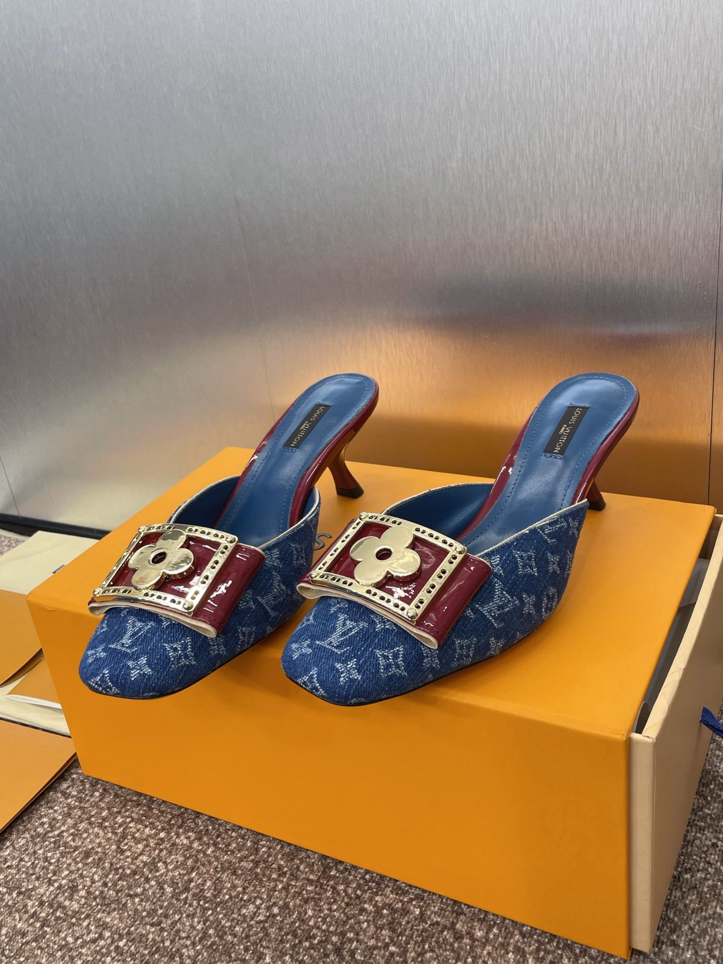 Louis Vuitton 2025 Spring/Summer new cat-heel jelly-colored women's shoes LV letter logo metal buckle square toe color-blocked hollow mule slippersMaterial: Upper imported environmentally friendly breathable old flower leather + water-dyed sheepskin lining + Italian leather outsole