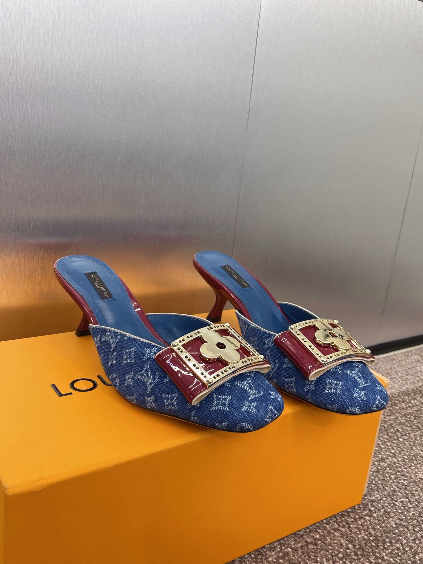 Louis Vuitton 2025 Spring/Summer new cat-heel jelly-colored women's shoes LV letter logo metal buckle square toe color-blocked hollow mule slippersMaterial: Upper imported environmentally friendly breathable old flower leather + water-dyed sheepskin lining + Italian leather outsole