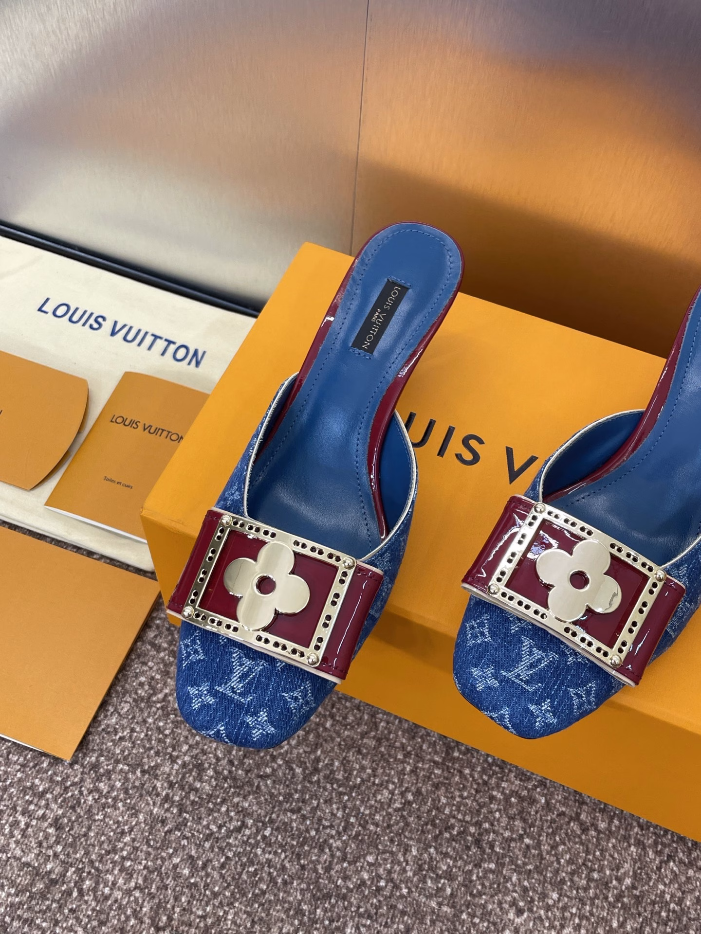 Louis Vuitton 2025 Spring/Summer new cat-heel jelly-colored women's shoes LV letter logo metal buckle square toe color-blocked hollow mule slippersMaterial: Upper imported environmentally friendly breathable old flower leather + water-dyed sheepskin lining + Italian leather outsole