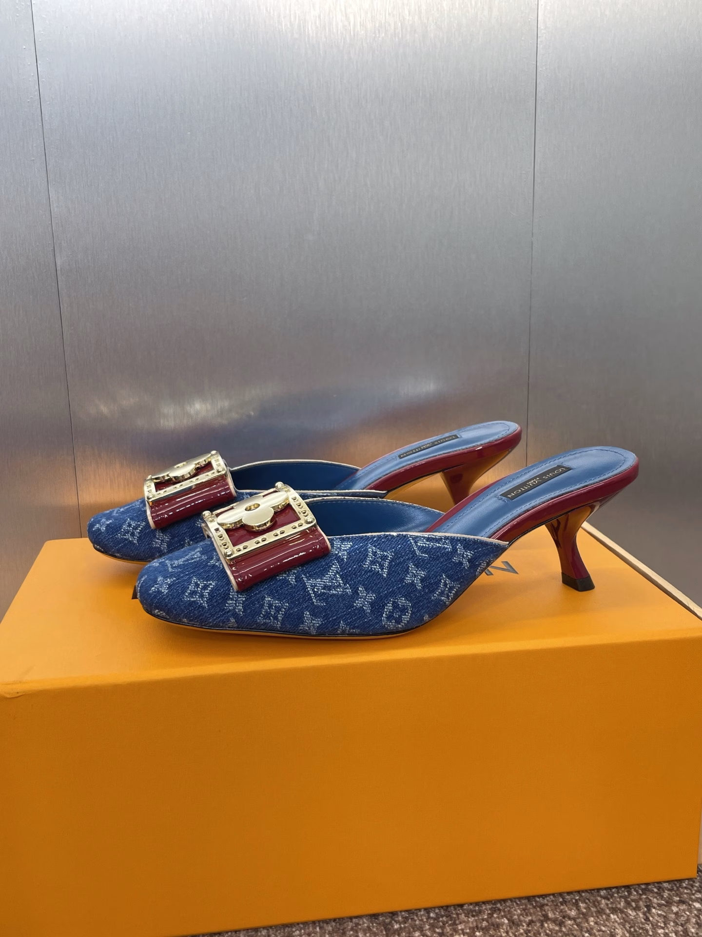 Louis Vuitton 2025 Spring/Summer new cat-heel jelly-colored women's shoes LV letter logo metal buckle square toe color-blocked hollow mule slippersMaterial: Upper imported environmentally friendly breathable old flower leather + water-dyed sheepskin lining + Italian leather outsole