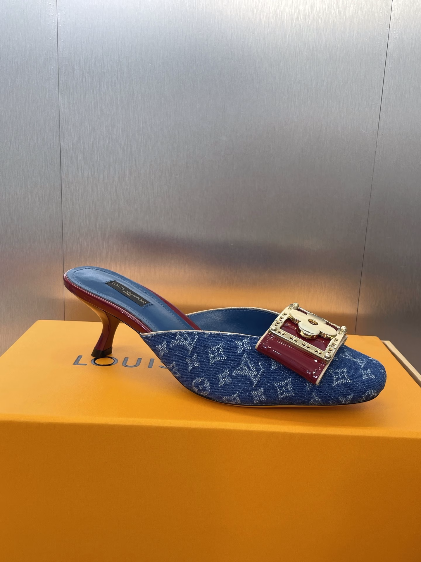 Louis Vuitton 2025 Spring/Summer new cat-heel jelly-colored women's shoes LV letter logo metal buckle square toe color-blocked hollow mule slippersMaterial: Upper imported environmentally friendly breathable old flower leather + water-dyed sheepskin lining + Italian leather outsole