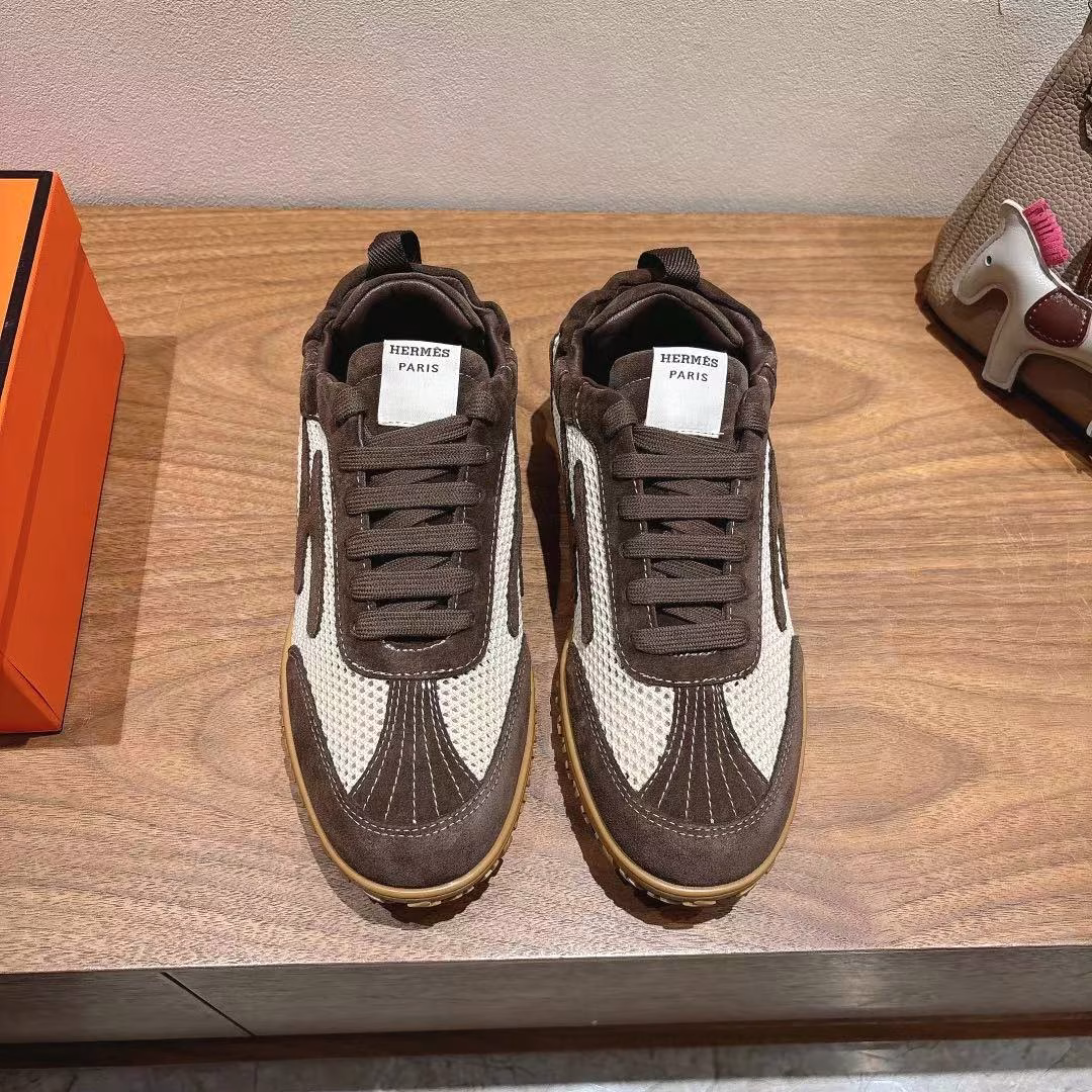herme…s ss25 new arrival～A hot couple style at the counter, the first choice of shoes for H-shop!It is a classic Hermès styleThere are many colors every seasonIt is definitely one of the most worthwhile productsIf you meet a man or a goddess! Don’t miss it! !It is super light and super comfortableYou won’t feel tired after walking for a long time, and the price is not expensiveThere is also a small ring on the back to help put on shoes
