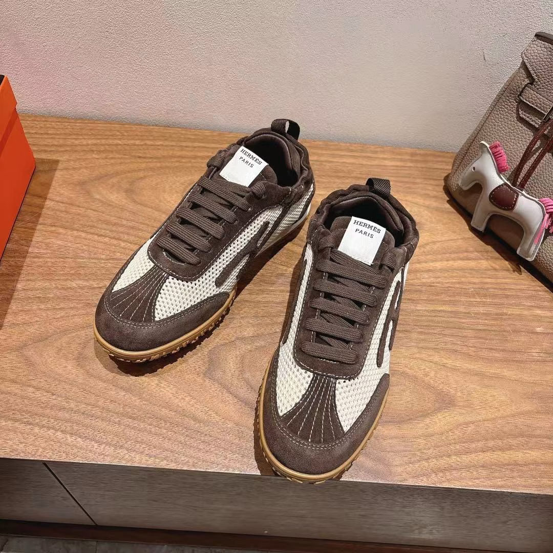 herme…s ss25 new arrival～A hot couple style at the counter, the first choice of shoes for H-shop!It is a classic Hermès styleThere are many colors every seasonIt is definitely one of the most worthwhile productsIf you meet a man or a goddess! Don’t miss it! !It is super light and super comfortableYou won’t feel tired after walking for a long time, and the price is not expensiveThere is also a small ring on the back to help put on shoes