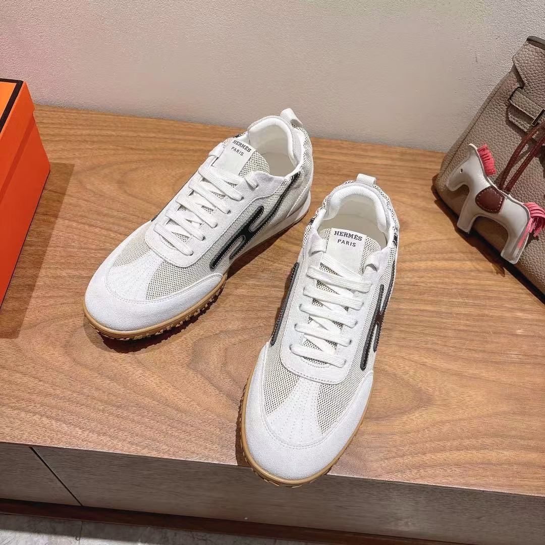 herme…s ss25 new arrival～A hot couple style at the counter, the first choice of shoes for H-shop!It is a classic Hermès styleThere are many colors every seasonIt is definitely one of the most worthwhile productsIf you meet a man or a goddess! Don’t miss it! !It is super light and super comfortableYou won’t feel tired after walking for a long time, and the price is not expensiveThere is also a small ring on the back to help put on shoes