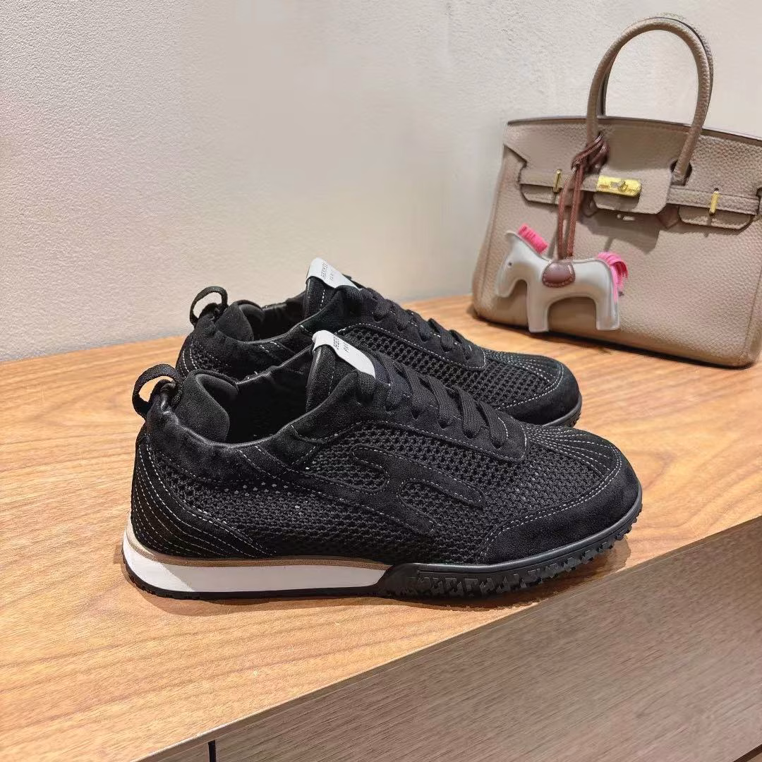 herme…s ss25 new arrival～A hot couple style at the counter, the first choice of shoes for H-shop!It is a classic Hermès styleThere are many colors every seasonIt is definitely one of the most worthwhile productsIf you meet a man or a goddess! Don’t miss it! !It is super light and super comfortableYou won’t feel tired after walking for a long time, and the price is not expensiveThere is also a small ring on the back to help put on shoes