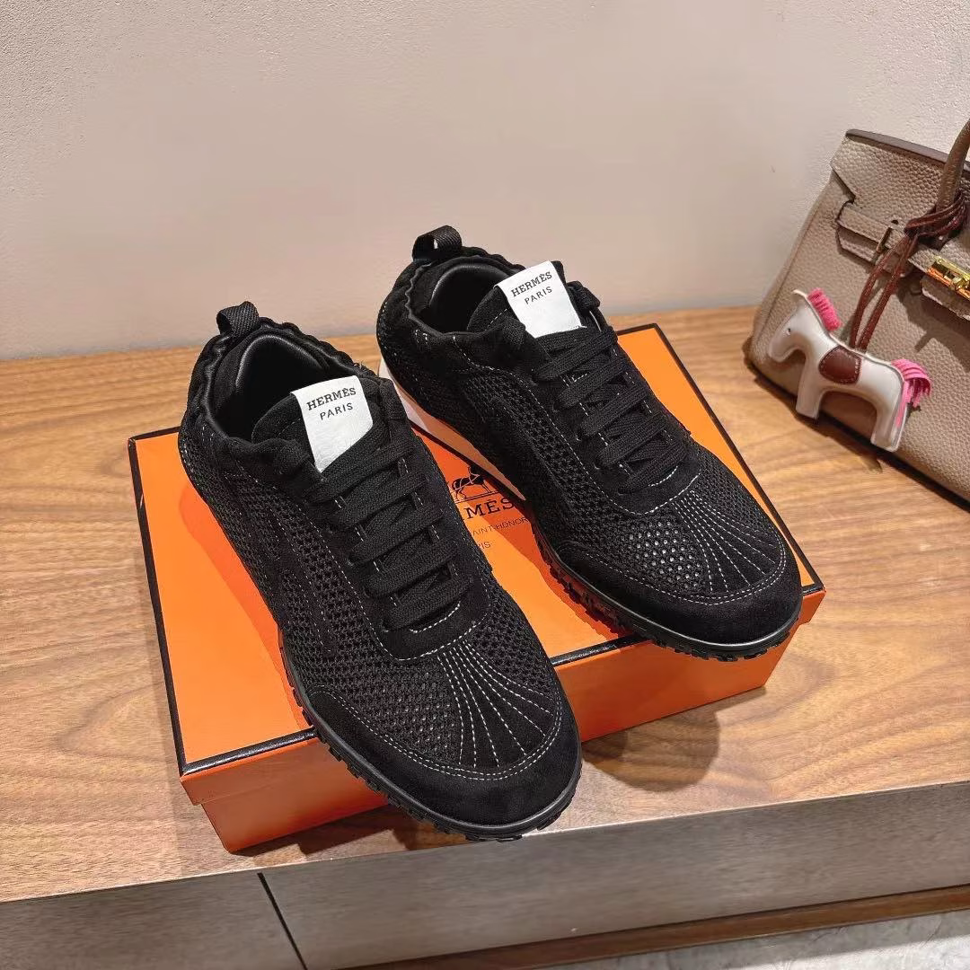 herme…s ss25 new arrival～A hot couple style at the counter, the first choice of shoes for H-shop!It is a classic Hermès styleThere are many colors every seasonIt is definitely one of the most worthwhile productsIf you meet a man or a goddess! Don’t miss it! !It is super light and super comfortableYou won’t feel tired after walking for a long time, and the price is not expensiveThere is also a small ring on the back to help put on shoes