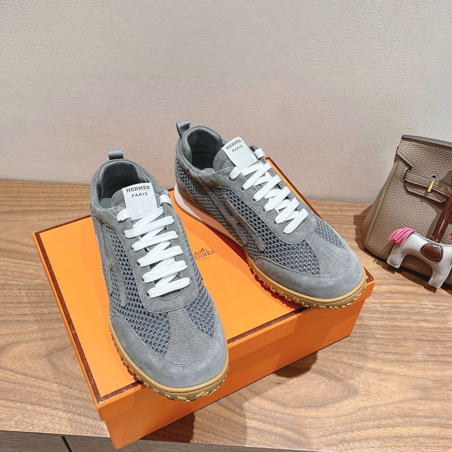 Mesh - hermès ss25new arrival~A popular couple style at the counter, the first choice of shoes for H-brand matching!It is a classic Hermès styleThere are many colors every seasonIt is definitely one of the most worthwhile matching productsIf you meet a male god or female god! Don't miss it! !It is super light and super comfortableYou won't feel tired after walking for a long time, and the price is not expensiveThere is also a small ring on the back to help put on shoes