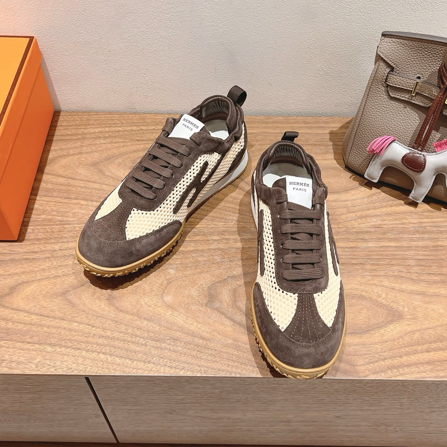 Mesh - hermès ss25new arrival~A popular couple style at the counter, the first choice of shoes for H-brand matching!It is a classic Hermès styleThere are many colors every seasonIt is definitely one of the most worthwhile matching productsIf you meet a male god or female god! Don't miss it! !It is super light and super comfortableYou won't feel tired after walking for a long time, and the price is not expensiveThere is also a small ring on the back to help put on shoes