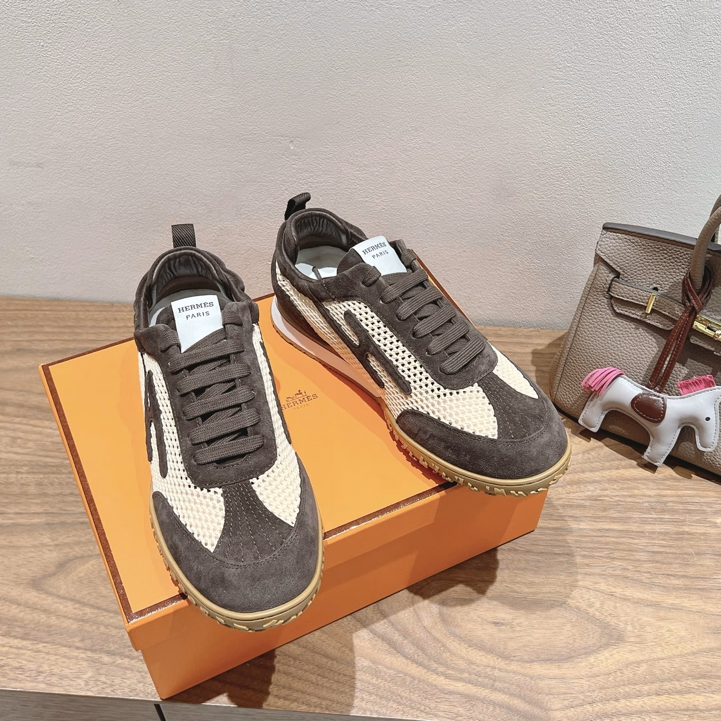 Mesh - hermès ss25new arrival~A popular couple style at the counter, the first choice of shoes for H-brand matching!It is a classic Hermès styleThere are many colors every seasonIt is definitely one of the most worthwhile matching productsIf you meet a male god or female god! Don't miss it! !It is super light and super comfortableYou won't feel tired after walking for a long time, and the price is not expensiveThere is also a small ring on the back to help put on shoes