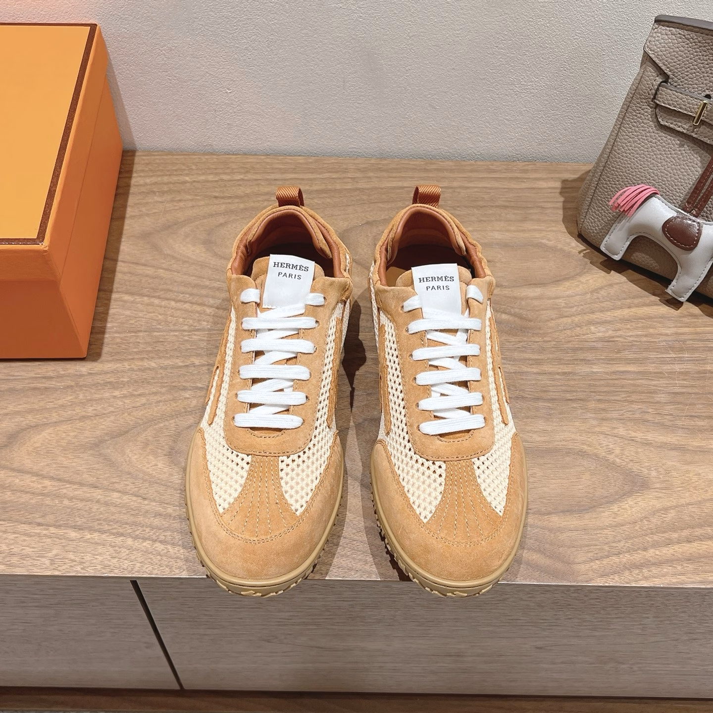 Mesh - hermès ss25new arrival~A popular couple style at the counter, the first choice of shoes for H-brand matching!It is a classic Hermès styleThere are many colors every seasonIt is definitely one of the most worthwhile matching productsIf you meet a male god or female god! Don't miss it! !It is super light and super comfortableYou won't feel tired after walking for a long time, and the price is not expensiveThere is also a small ring on the back to help put on shoes
