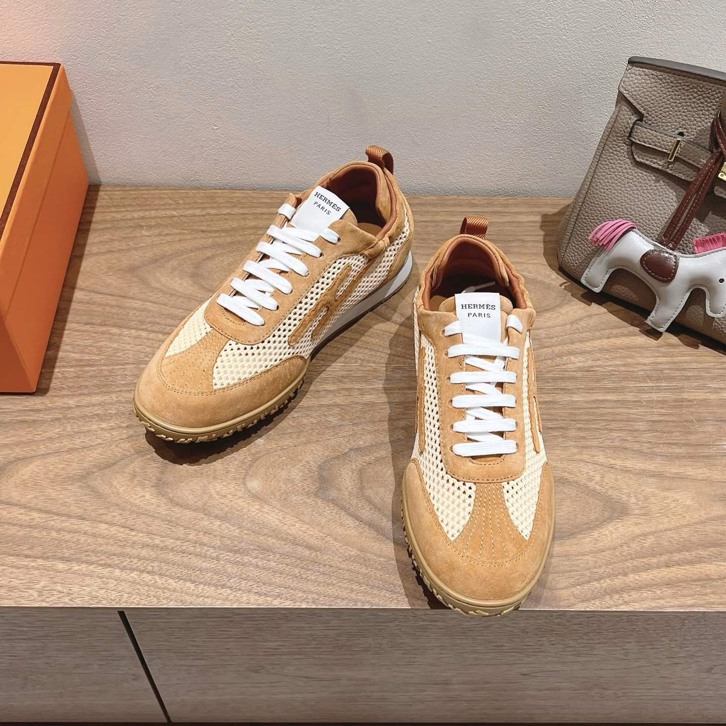 Mesh - hermès ss25new arrival~A popular couple style at the counter, the first choice of shoes for H-brand matching!It is a classic Hermès styleThere are many colors every seasonIt is definitely one of the most worthwhile matching productsIf you meet a male god or female god! Don't miss it! !It is super light and super comfortableYou won't feel tired after walking for a long time, and the price is not expensiveThere is also a small ring on the back to help put on shoes