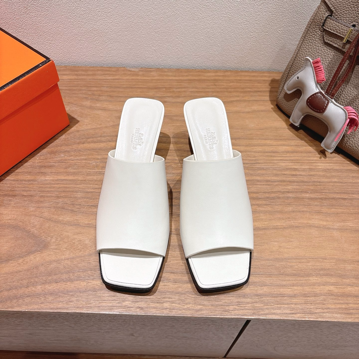 Hermes… a Eclair2025 new colors + hot-selling seriesSuper good shape, with a certain thickness to make your legs look longer! Transparent and breathableComfortable calfskinA spring and summer color matching product that is both good-looking and comfortable!