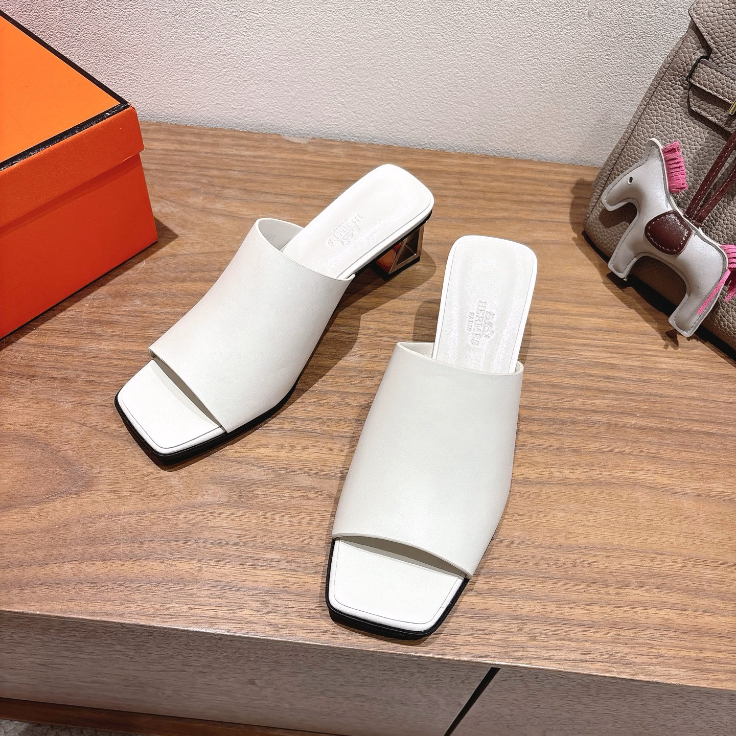 Hermes… a Eclair2025 new colors + hot-selling seriesSuper good shape, with a certain thickness to make your legs look longer! Transparent and breathableComfortable calfskinA spring and summer color matching product that is both good-looking and comfortable!