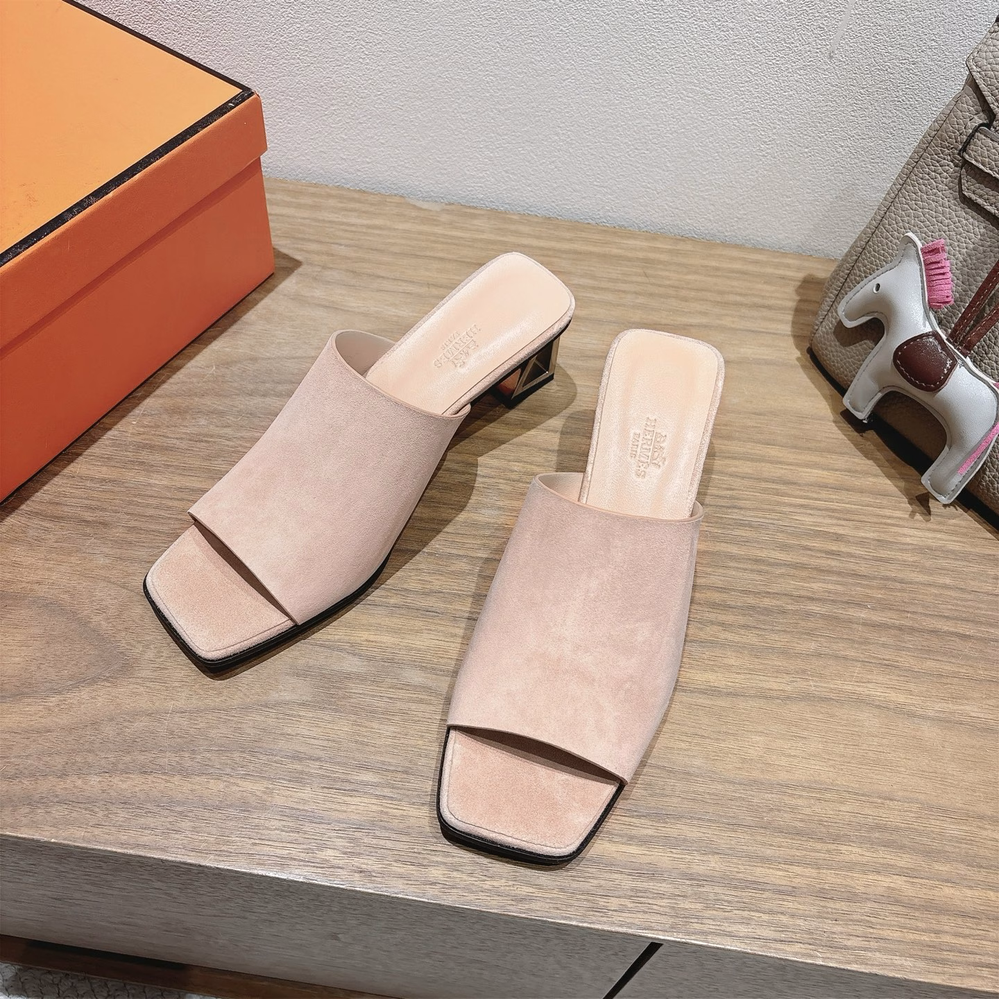 Hermes… a Eclair2025 new colors + hot-selling seriesSuper good shape, with a certain thickness to make your legs look longer! Transparent and breathableComfortable calfskinA spring and summer color matching product that is both good-looking and comfortable!