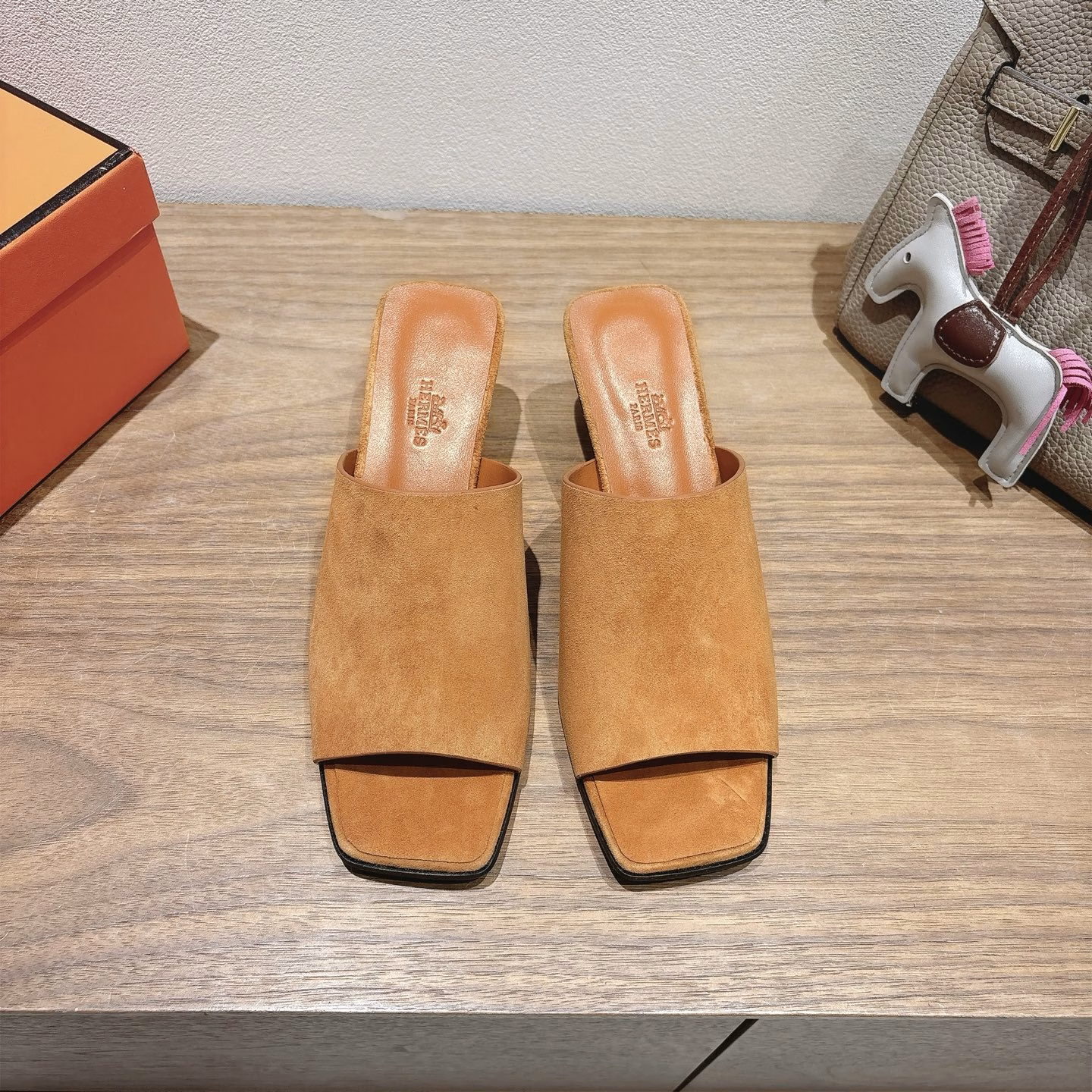 Hermes… a Eclair2025 new colors + hot-selling seriesSuper good shape, with a certain thickness to make your legs look longer! Transparent and breathableComfortable calfskinA spring and summer color matching product that is both good-looking and comfortable!