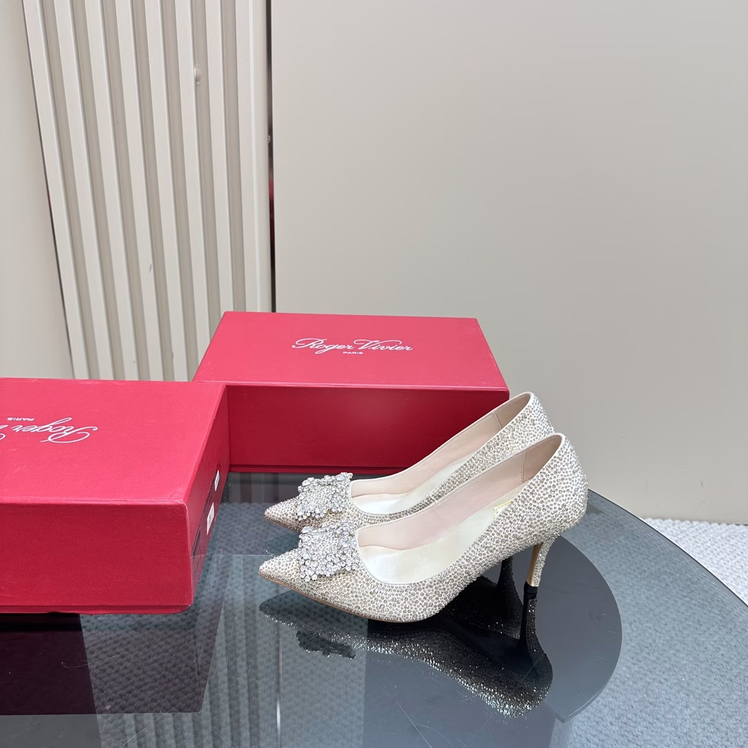 Roger Vivier｜RV classic rhinestone snowflake buckle crystal high heelsOriginal custom shoe last, the style is super goodSuper temperament, the more you look at it, the more you like it!!!What a beautiful shoe!It is like a fairy descending from the earth and shining brightly✨Silk upper with binglinbinglinRhinestones are simply dazzling!Rhinestones are so beautiful in the sun~Upper is made of imported silk hot diamondsInner lining is mixed sheepskinImported Italian cowhide outsole