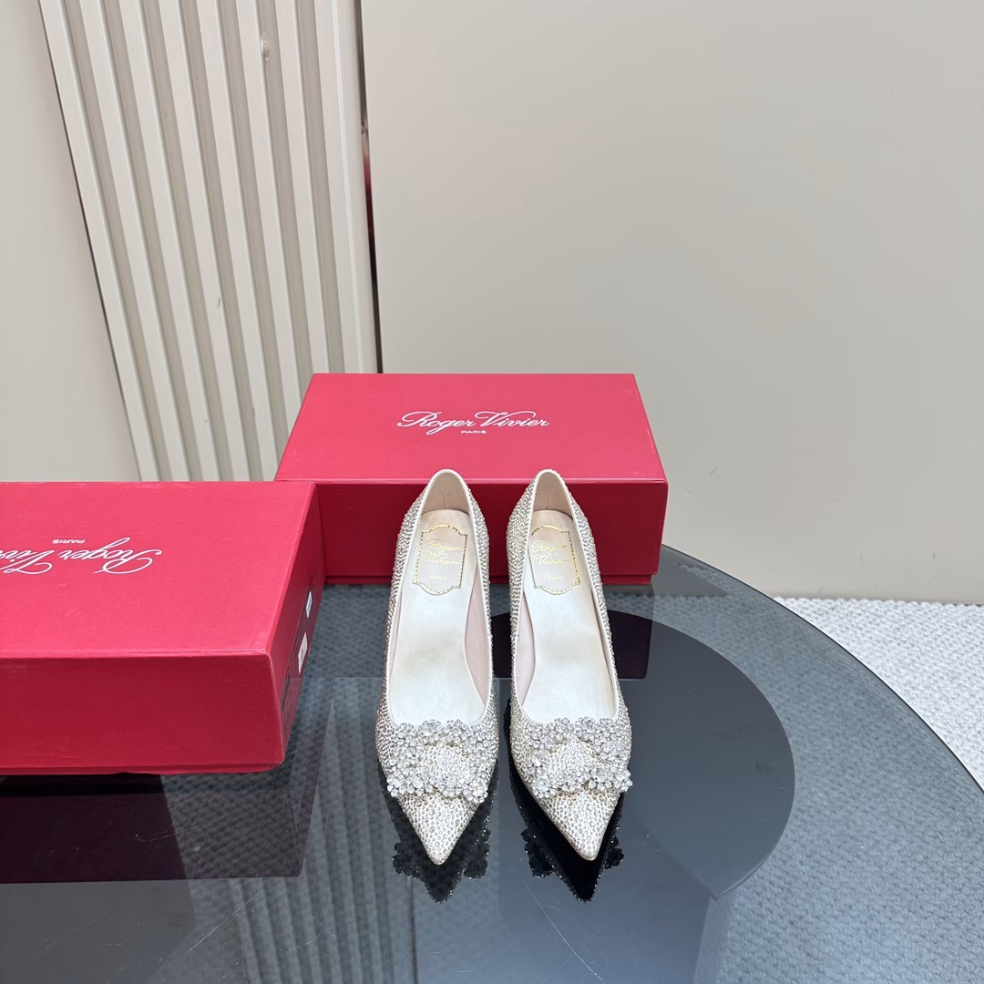 Roger Vivier｜RV classic rhinestone snowflake buckle crystal high heelsOriginal custom shoe last, the style is super goodSuper temperament, the more you look at it, the more you like it!!!What a beautiful shoe!It is like a fairy descending from the earth and shining brightly✨Silk upper with binglinbinglinRhinestones are simply dazzling!Rhinestones are so beautiful in the sun~Upper is made of imported silk hot diamondsInner lining is mixed sheepskinImported Italian cowhide outsole