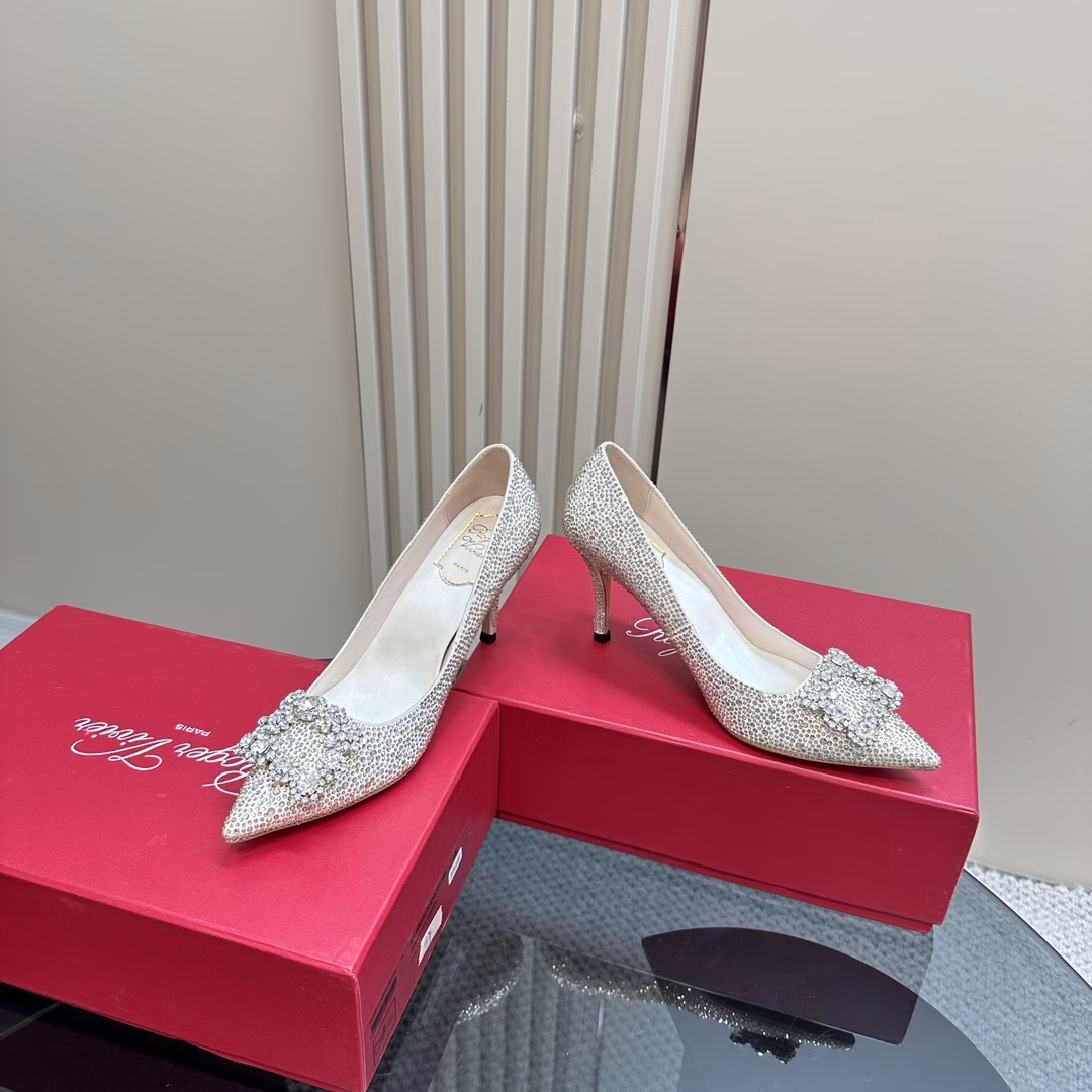 Roger Vivier｜RV classic rhinestone snowflake buckle crystal high heelsOriginal custom shoe last, the style is super goodSuper temperament, the more you look at it, the more you like it!!!What a beautiful shoe!It is like a fairy descending from the earth and shining brightly✨Silk upper with binglinbinglinRhinestones are simply dazzling!Rhinestones are so beautiful in the sun~Upper is made of imported silk hot diamondsInner lining is mixed sheepskinImported Italian cowhide outsole