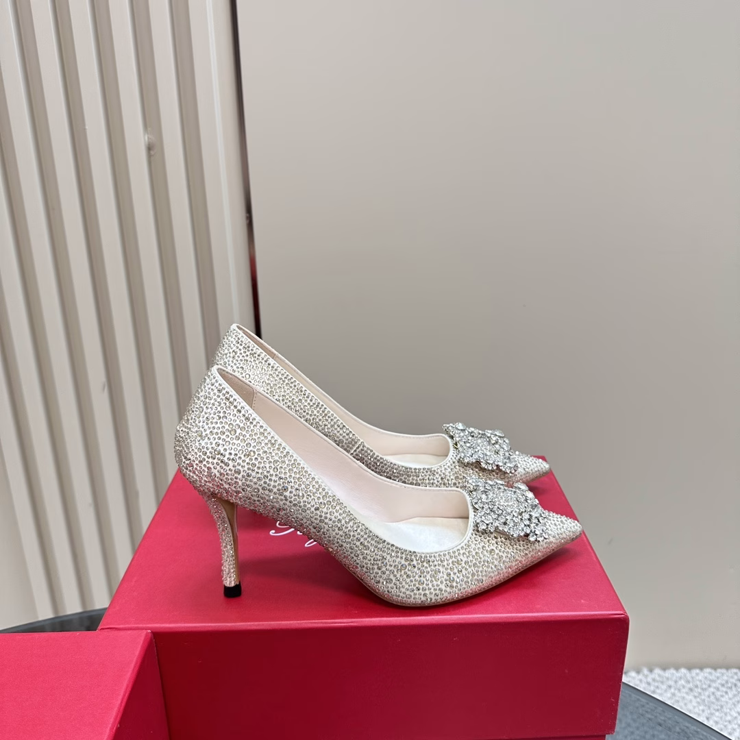 Roger Vivier｜RV classic rhinestone snowflake buckle crystal high heelsOriginal custom shoe last, the style is super goodSuper temperament, the more you look at it, the more you like it!!!What a beautiful shoe!It is like a fairy descending from the earth and shining brightly✨Silk upper with binglinbinglinRhinestones are simply dazzling!Rhinestones are so beautiful in the sun~Upper is made of imported silk hot diamondsInner lining is mixed sheepskinImported Italian cowhide outsole