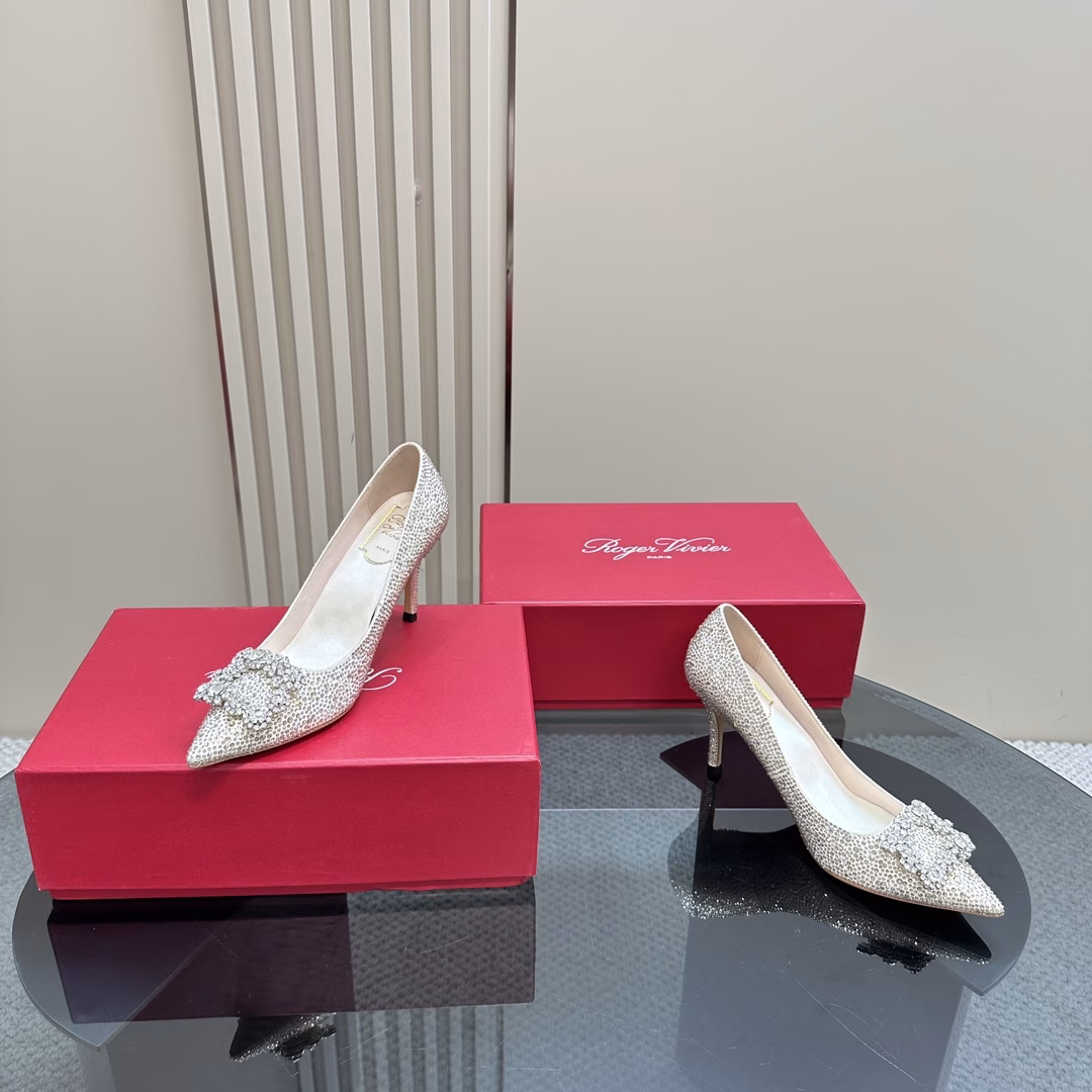 Roger Vivier｜RV classic rhinestone snowflake buckle crystal high heelsOriginal custom shoe last, the style is super goodSuper temperament, the more you look at it, the more you like it!!!What a beautiful shoe!It is like a fairy descending from the earth and shining brightly✨Silk upper with binglinbinglinRhinestones are simply dazzling!Rhinestones are so beautiful in the sun~Upper is made of imported silk hot diamondsInner lining is mixed sheepskinImported Italian cowhide outsole