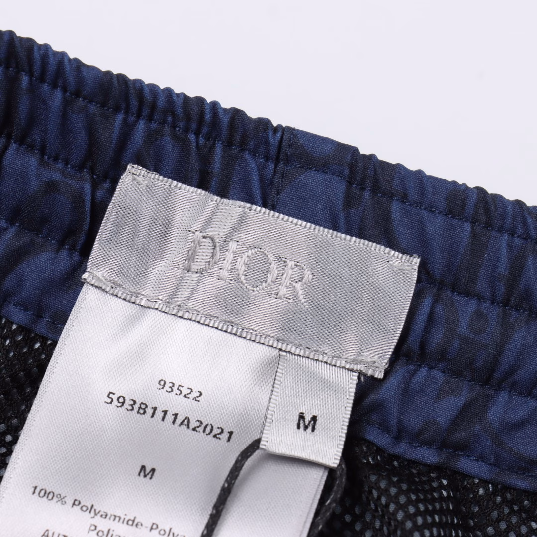 Dior 2025 new color block print shortsThe feel is smooth, the upper body is light and breathable, especially suitable for wearing in hot weather. The full-print stitching is simple and elegant, and the iconic logo at the waist is low-key and luxurious, which instantly enhances the overall texture✨The elastic waist design is very tolerant of body shape and comfortable to wear. Paired with a simple black T-shirt and sneakers, it is casual and fashionable, and the rate of turning heads when going out is super high! Whether it is daily travel or sports and fitness, these shorts can be easily grasped~