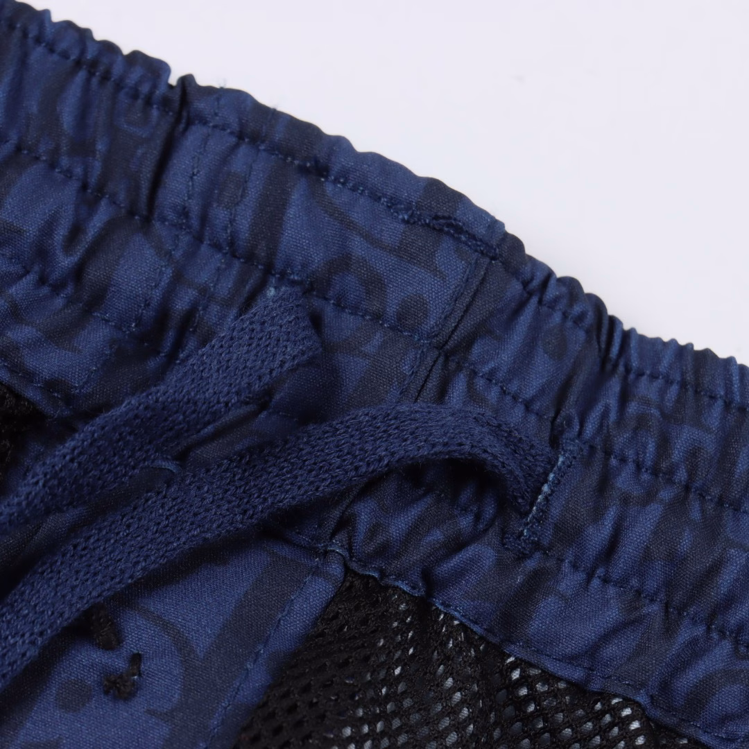 Dior 2025 new color block print shortsThe feel is smooth, the upper body is light and breathable, especially suitable for wearing in hot weather. The full-print stitching is simple and elegant, and the iconic logo at the waist is low-key and luxurious, which instantly enhances the overall texture✨The elastic waist design is very tolerant of body shape and comfortable to wear. Paired with a simple black T-shirt and sneakers, it is casual and fashionable, and the rate of turning heads when going out is super high! Whether it is daily travel or sports and fitness, these shorts can be easily grasped~