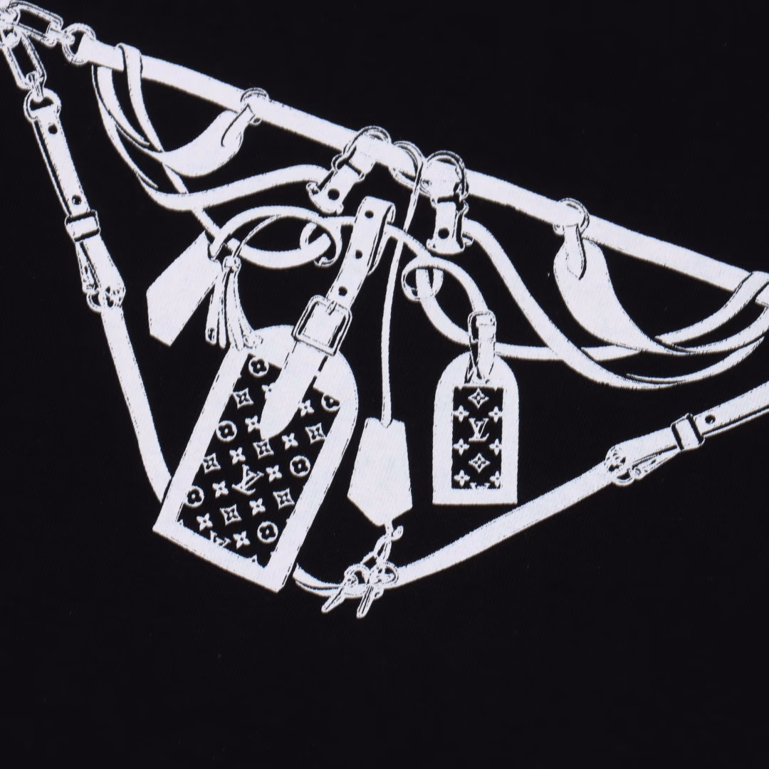 Louis Vuitton LV25ss Chain Logo Work Card Short Sleeve T-shirtThis T-shirt is made of soft cotton knit to create a classic straight fit, and the handwritten logo on the front is integrated with neon visual effects, which cleverly pays tribute to the eye-catching style of the 2025 Spring and Summer show.The double-sided plain fabric is made of cotton on both sides, and the texture of the front and back can be consistent through double-layer weaving. :The double-layer structure can increase the thickness and crispness of the fabric. Pure cotton is naturally breathable and moisture-absorbent, suitable for sensitive skin.