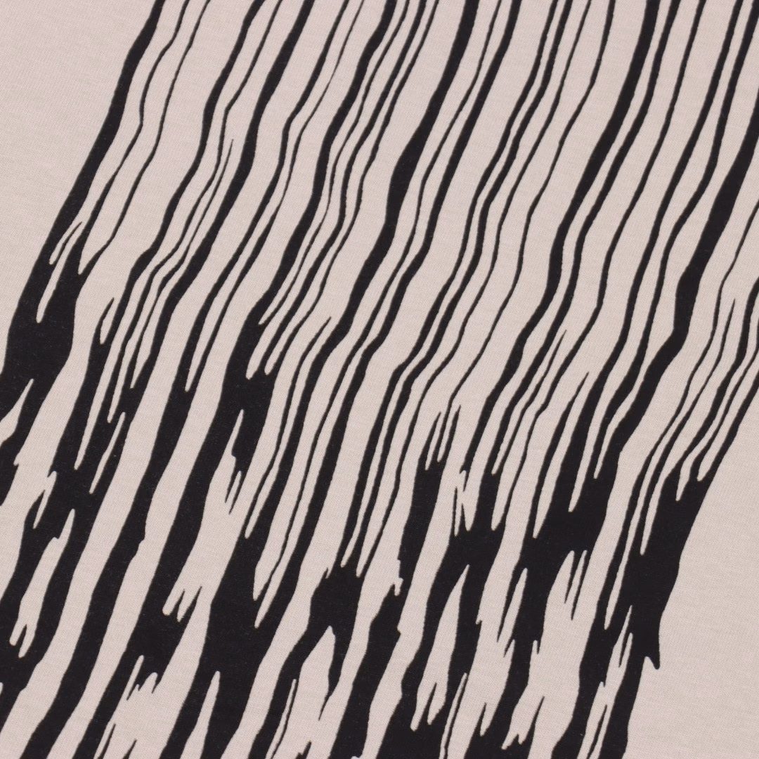 Balenciaga Tassel Waterfall Printed Short Sleeve T-shirtPrinting: The printing material uses a safe, environmentally friendly, non-toxic baby-certified foam material; the printing outline is clear and clean, with the texture of a Kangli machine; if the clothes need to be washed, it is recommended to turn them over and wash them by hand to protect the printingFabric: Double yarn plain weave, 100% cotton, 32-count double yarn cotton high-density cloth, the fabric uses domestic Xinjiang high-quality cotton yarn, Xinjiang cotton is recognized as a superior material among domestic cotton. The fabric is woven with the internationally recognized Fukuhara knitting machine, the fabric has a clear texture, good resilience, strong wrinkle resistance, good wear resistance and breathability, close to the skin, not easy to loosen, and has a long-lasting and wide effect. The fabric has good gloss, strength, and wear resistance, small shrinkage rate, and good skeleton feeling. The pure cotton fabric is produced by air cylinder, and the environmentally friendly dyeing meets the national first-class product requirements. It is not easy to fade and it is not easy to have creases and claw marks.Style: Loose style, comfortable to wear all year round, with an oversize silhouette effect, and a small neckline design that makes you look thinner, which is more popular among young men and women.Sewing: The sewing machine needle uses a No. 9 round-head needle, which does not pierce or break the fabric fiber, and the stitching density is 3CM/12 needles, which is tight and not loose or sparse; the sewing thread uses imported oil-proof treated thread, and there will be no oil stains; the iconic double chain stitching on the shoulder is smooth and flat, and can fit the shoulder line well; the cane is an imported silver sword with a knife, and the hem and cuffs do not eat cloth or have excess cloth, which is a full sense of brand quality!