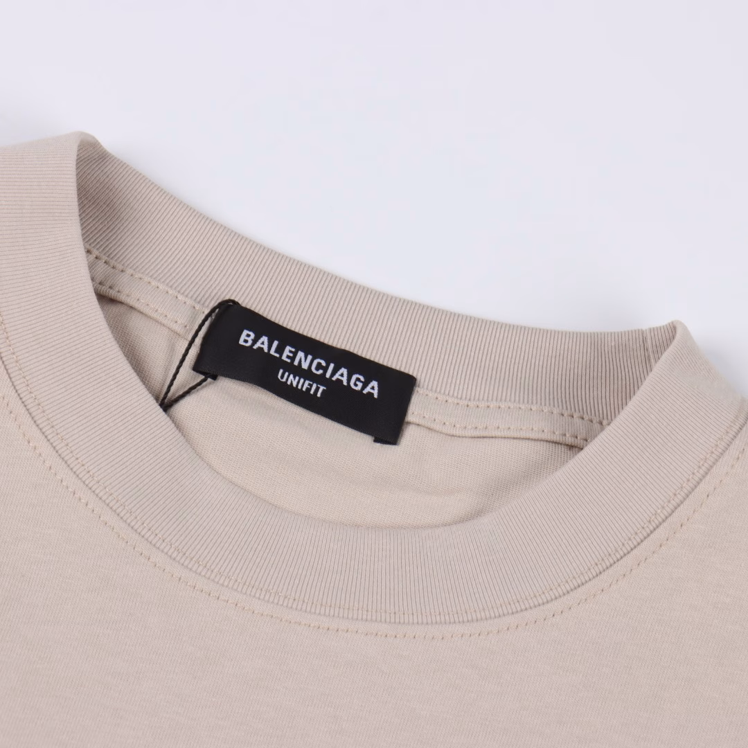 Balenciaga Tassel Waterfall Printed Short Sleeve T-shirtPrinting: The printing material uses a safe, environmentally friendly, non-toxic baby-certified foam material; the printing outline is clear and clean, with the texture of a Kangli machine; if the clothes need to be washed, it is recommended to turn them over and wash them by hand to protect the printingFabric: Double yarn plain weave, 100% cotton, 32-count double yarn cotton high-density cloth, the fabric uses domestic Xinjiang high-quality cotton yarn, Xinjiang cotton is recognized as a superior material among domestic cotton. The fabric is woven with the internationally recognized Fukuhara knitting machine, the fabric has a clear texture, good resilience, strong wrinkle resistance, good wear resistance and breathability, close to the skin, not easy to loosen, and has a long-lasting and wide effect. The fabric has good gloss, strength, and wear resistance, small shrinkage rate, and good skeleton feeling. The pure cotton fabric is produced by air cylinder, and the environmentally friendly dyeing meets the national first-class product requirements. It is not easy to fade and it is not easy to have creases and claw marks.Style: Loose style, comfortable to wear all year round, with an oversize silhouette effect, and a small neckline design that makes you look thinner, which is more popular among young men and women.Sewing: The sewing machine needle uses a No. 9 round-head needle, which does not pierce or break the fabric fiber, and the stitching density is 3CM/12 needles, which is tight and not loose or sparse; the sewing thread uses imported oil-proof treated thread, and there will be no oil stains; the iconic double chain stitching on the shoulder is smooth and flat, and can fit the shoulder line well; the cane is an imported silver sword with a knife, and the hem and cuffs do not eat cloth or have excess cloth, which is a full sense of brand quality!