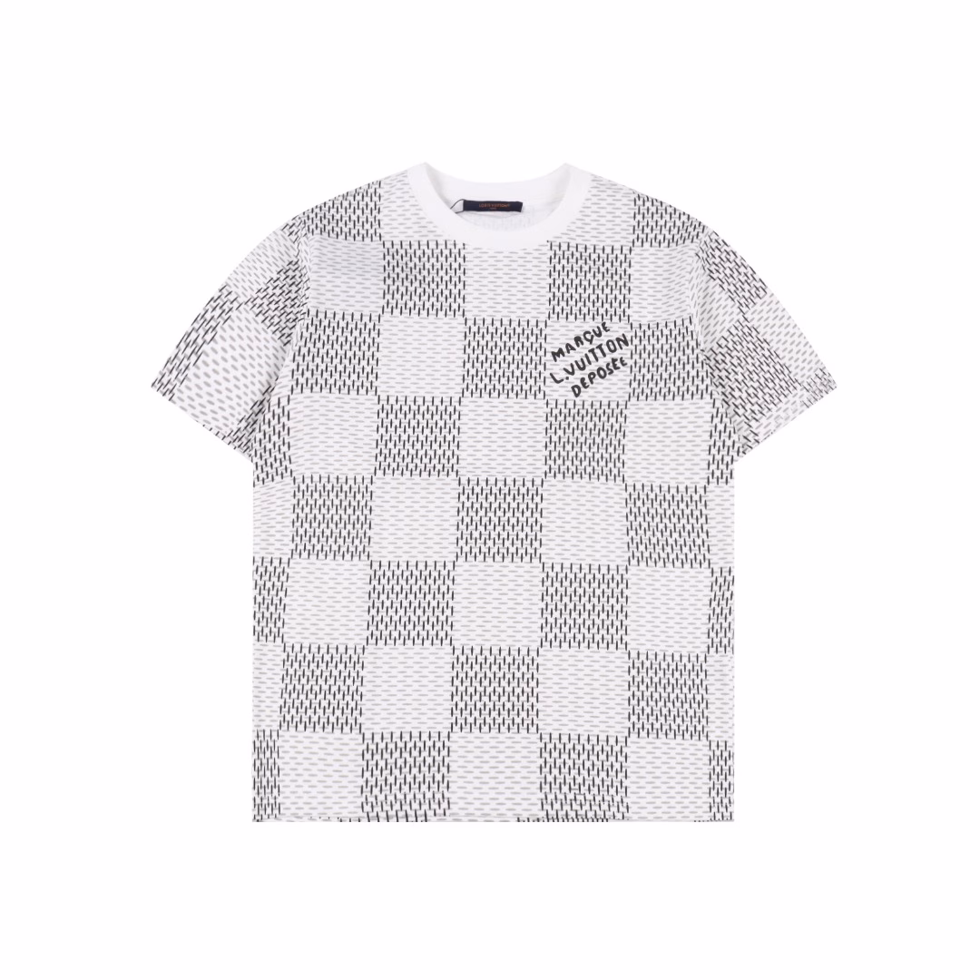 Louis Vuitton classic checkerboard printed short sleevesUsing 16S linen cotton with a weight of 230G, matched with 32s double yarn 1×1 thread, the fabric thread is dyed in the same vat.The smooth process makes the fabric feel soft and comfortable. The printing department first cuts the pieces and then uses the imported advanced computer cotton direct printing process to accurately restore them.After printing, the original feel of the fabric is maintained. The front and back sleeves of the garment making department are precisely sewn, which is full of high-end feeling.