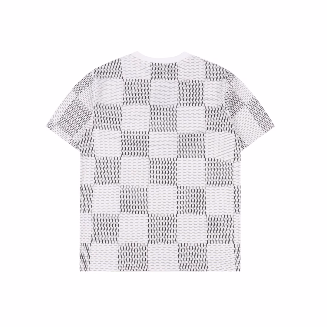 Louis Vuitton classic checkerboard printed short sleevesUsing 16S linen cotton with a weight of 230G, matched with 32s double yarn 1×1 thread, the fabric thread is dyed in the same vat.The smooth process makes the fabric feel soft and comfortable. The printing department first cuts the pieces and then uses the imported advanced computer cotton direct printing process to accurately restore them.After printing, the original feel of the fabric is maintained. The front and back sleeves of the garment making department are precisely sewn, which is full of high-end feeling.