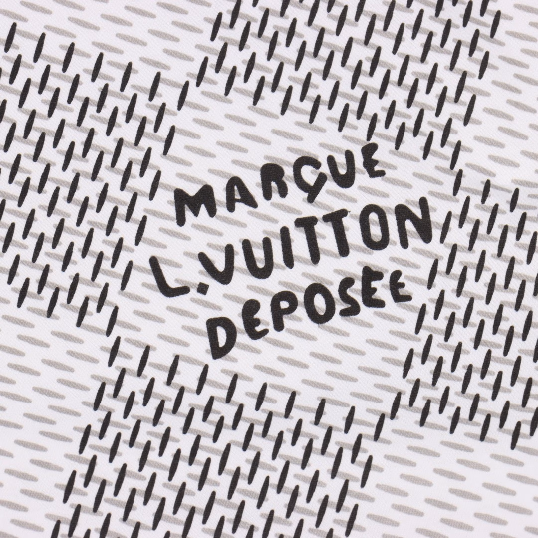 Louis Vuitton classic checkerboard printed short sleevesUsing 16S linen cotton with a weight of 230G, matched with 32s double yarn 1×1 thread, the fabric thread is dyed in the same vat.The smooth process makes the fabric feel soft and comfortable. The printing department first cuts the pieces and then uses the imported advanced computer cotton direct printing process to accurately restore them.After printing, the original feel of the fabric is maintained. The front and back sleeves of the garment making department are precisely sewn, which is full of high-end feeling.