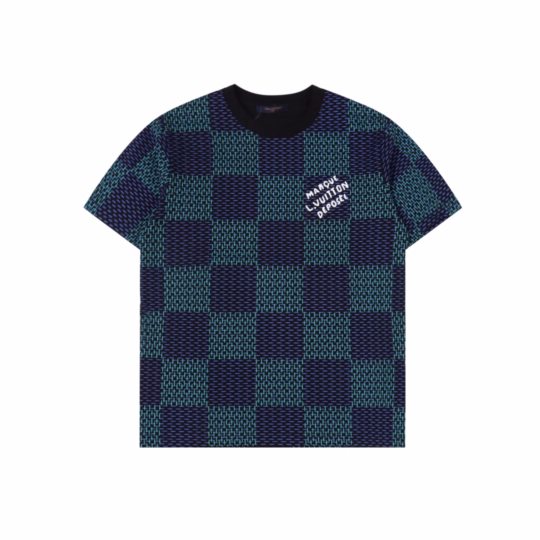 Louis Vuitton classic checkerboard printed short sleevesUsing 16S linen cotton with a weight of 230G, matched with 32s double yarn 1×1 thread, the fabric thread is dyed in the same vat.The smooth process makes the fabric feel soft and comfortable. The printing department first cuts the pieces and then uses the imported advanced computer cotton direct printing process to accurately restore them.After printing, the original feel of the fabric is maintained. The front and back sleeves of the garment making department are precisely sewn, which is full of high-end feeling.