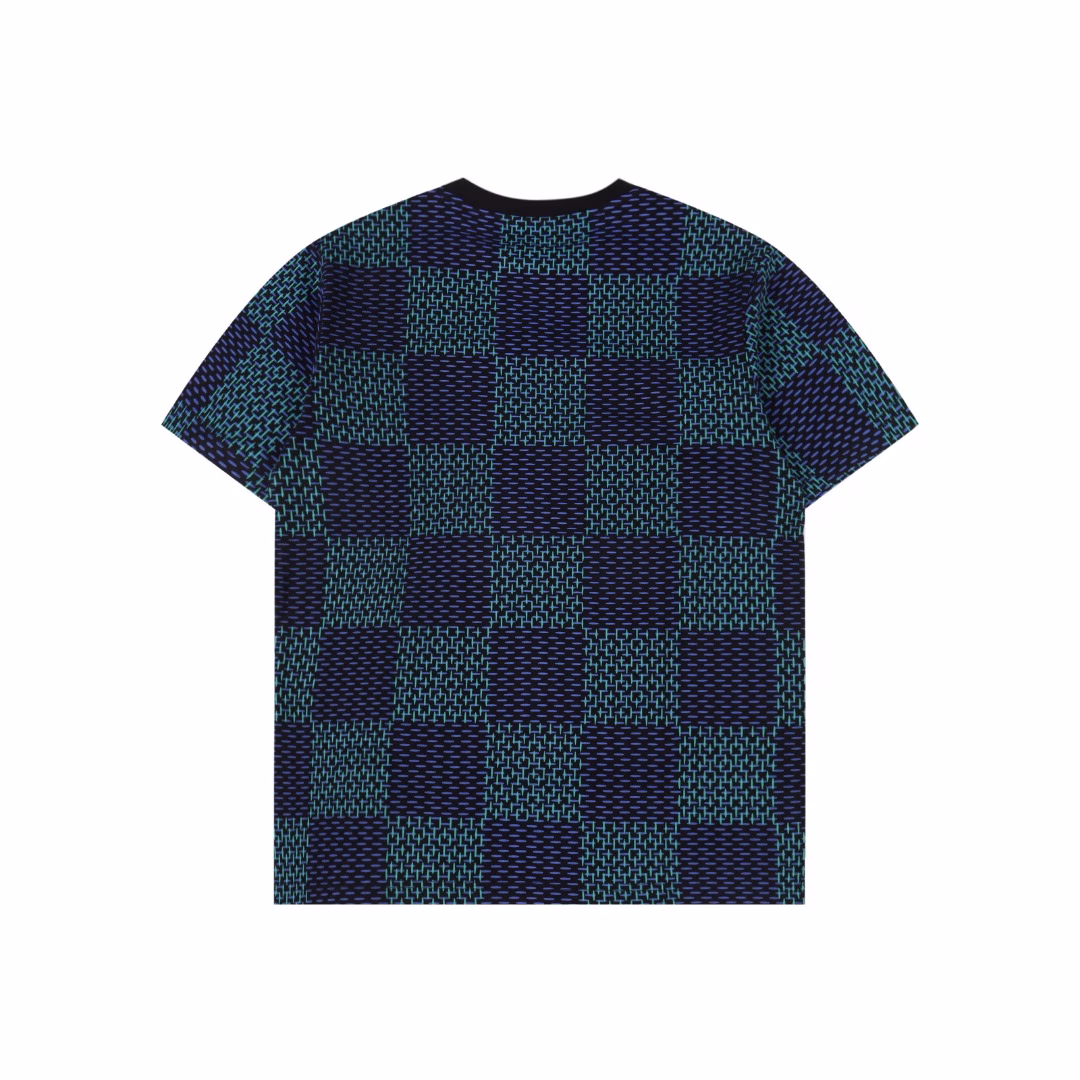 Louis Vuitton classic checkerboard printed short sleevesUsing 16S linen cotton with a weight of 230G, matched with 32s double yarn 1×1 thread, the fabric thread is dyed in the same vat.The smooth process makes the fabric feel soft and comfortable. The printing department first cuts the pieces and then uses the imported advanced computer cotton direct printing process to accurately restore them.After printing, the original feel of the fabric is maintained. The front and back sleeves of the garment making department are precisely sewn, which is full of high-end feeling.