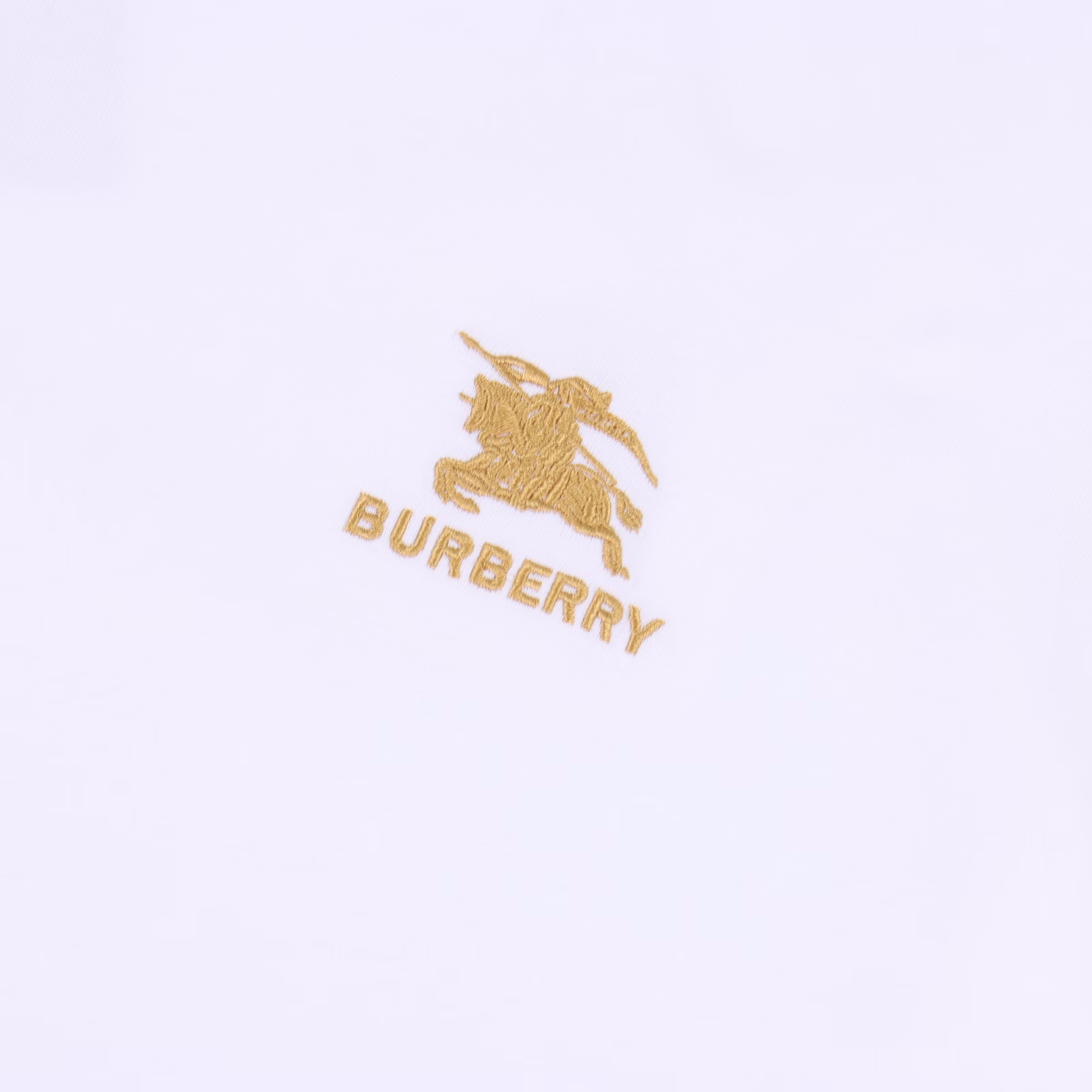 Burberry 25ss chest gold label warhorse embroidered short sleevesThe fabric is made of pure cotton combed cotton fabric, with a gold label warhorse embroidery on the chest, the upper body effect is loose and casual, versatile style, three labels are complete, and the same style for men and women