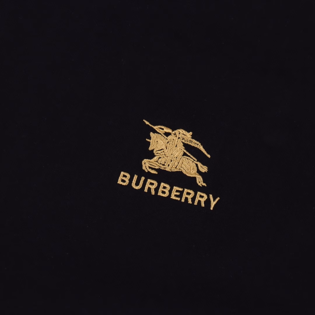 Burberry 25ss chest gold label warhorse embroidered short sleevesThe fabric is made of pure cotton combed cotton fabric, with a gold label warhorse embroidery on the chest, the upper body effect is loose and casual, versatile style, three labels are complete, and the same style for men and women