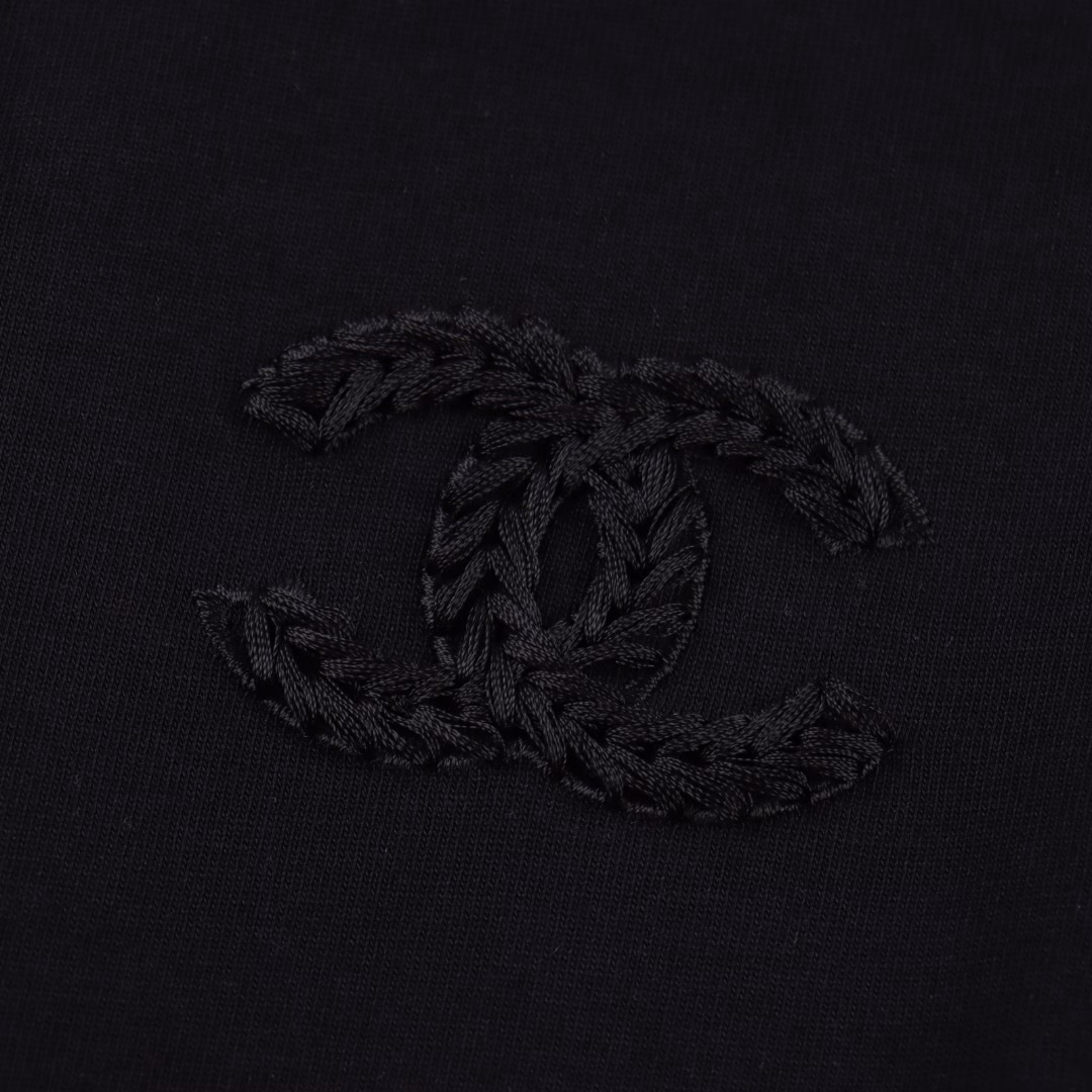 Chanel 25ss dark woven logo double C three-dimensional embroidered short-sleeved T-shirtSimple but not simple couple style, high-end fragrance. It is obviously a simple design, but it looks high-end at first glance!Customer-supplied high-weight imported knitted cotton fabric has a very solid feel and texture,Soft and smooth, delicate skin feel, very dry and breathable when worn close to the body!The soul of this dress is the weaving embroidery craftsmanshipThe small Chanel double C pattern embroidery on the chest and the double C letter logo embroidery on the backThe three-dimensional and full logo is very exquisite. Imported pearl surface material,It can be seen that it is carefully designed. The style is very simple and capable, full of temperament.Out of print items, purchasing version, feel free to compare! Same style for men and women