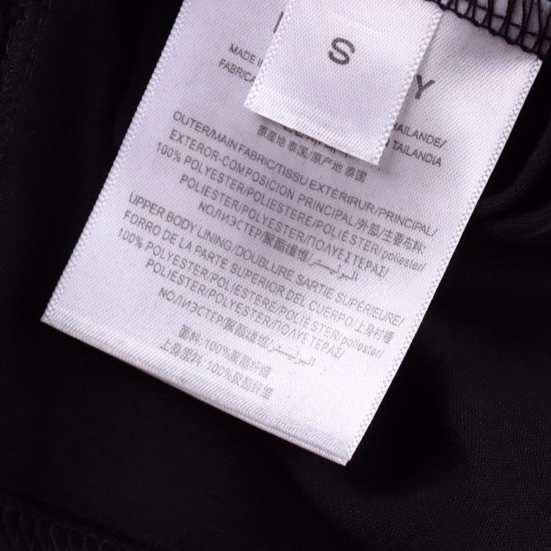 Burberry 25ss short-sleeved T-shirt with dark horse embroidery on the chestUsing 260g double yarn pure cotton fabric, it reaches a high weight of 260g after washing, ~thick and non-deformed, skin-friendly and super good~Pure cotton soft fabric, color-matching fixed dyeing fabricDark horse embroidery on the chest, logo embroidery on the back collarImported Behringer embroidery machine with high-level three-dimensional embroidery technology, fashionable and elegant,The whole logo shows a smooth and simple loose sleeves and comfortable upper body effect,