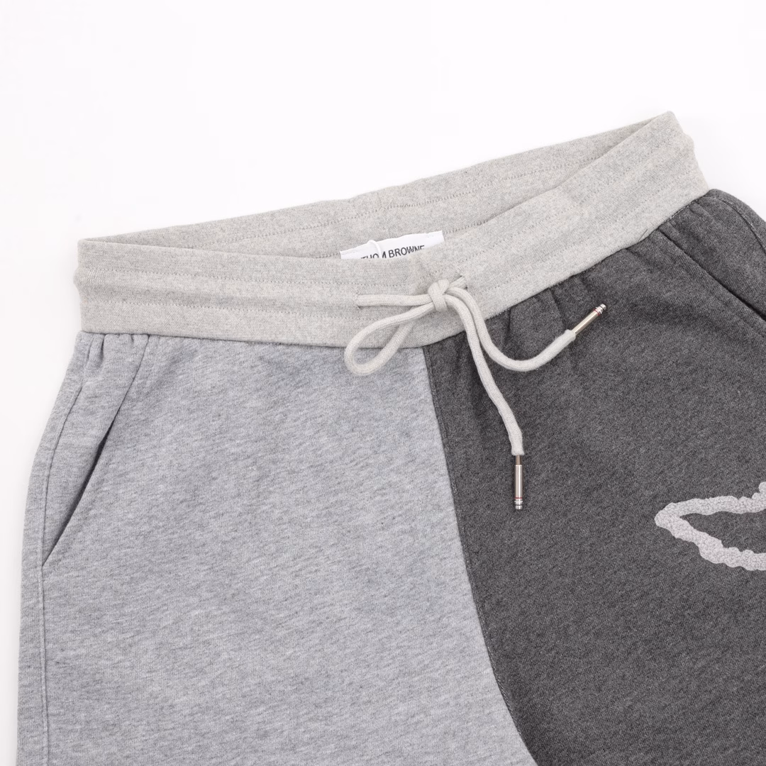 Tom Brown Four-bar Animal Embroidered ShortsThe fabric is made of professional custom-made 32s surface with delicate touch and 8s lining, which is crisp and stylish, with a gram weight of up to 380g, and a minimum order quantity of 500kg (equivalent to 1,000 pieces). The pocket cloth is made of red, white and blue woven Oxford fabric. The red stripes on the market are all orange-red. The minimum order quantity for pocket cloth alone is 3,000 meters. The workmanship is completely restored to the latest version of the counter, and the old pocket hemming and side pressure line are improved.