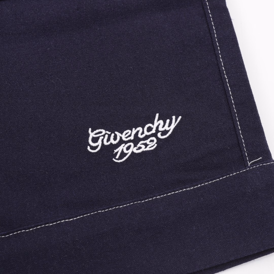 Givenchy denim linen embroidered shortsProcess description: Custom linen, breathable fabric, breathable and refreshing, comfortable and close to the skin, using imported machine embroidery technology, using advanced computer control systems and precision mechanical parts, achieving accurate and efficient embroidery operations, high precision, smooth and delicate lines, small template machine (circular drawing machine) positioning sewing, sewing according to the original path, smooth and neat stitches, same style for men and women