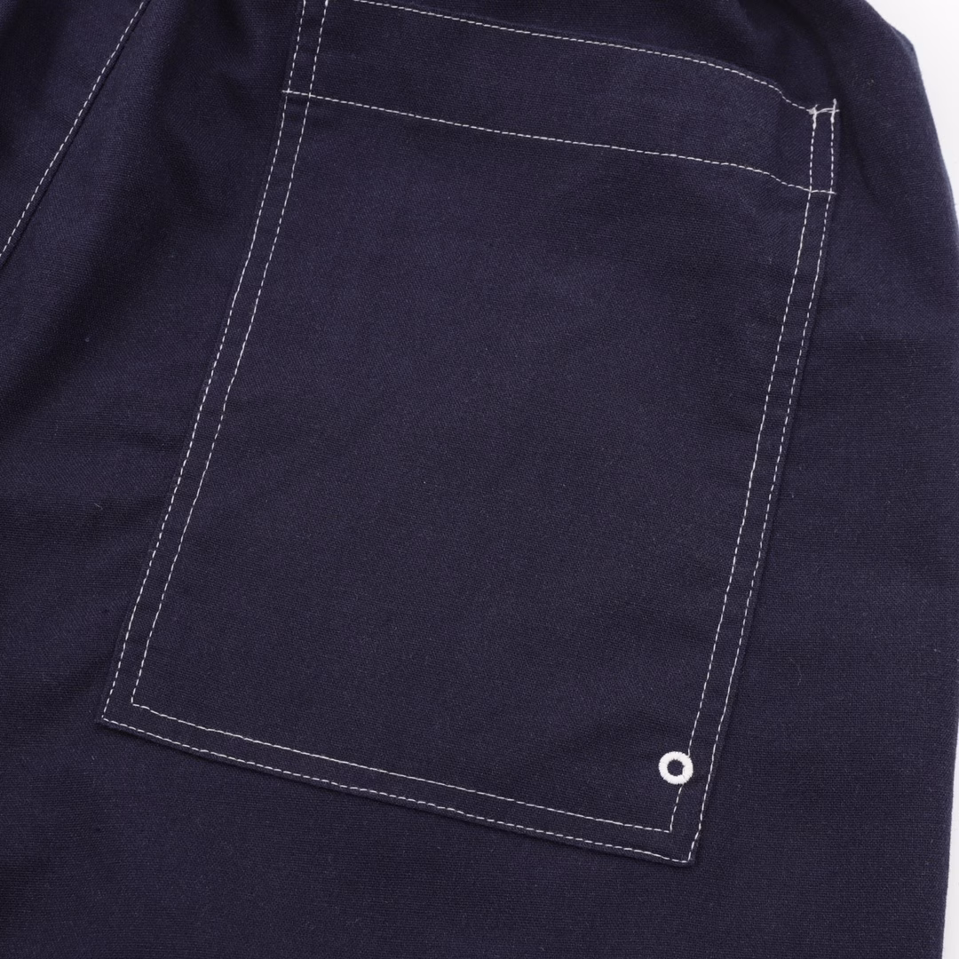 Givenchy denim linen embroidered shortsProcess description: Custom linen, breathable fabric, breathable and refreshing, comfortable and close to the skin, using imported machine embroidery technology, using advanced computer control systems and precision mechanical parts, achieving accurate and efficient embroidery operations, high precision, smooth and delicate lines, small template machine (circular drawing machine) positioning sewing, sewing according to the original path, smooth and neat stitches, same style for men and women
