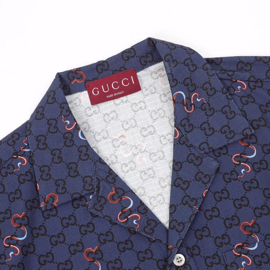 Gucci Snake Year Limited Edition Snake Print Shirt Short SleevesThe snake pattern is ingeniously presented with printed or embroidered details, complementing the brand logo and adding color to many men's ready-to-wear items in the 2025 early spring series. On this cotton plaid shirt, the image is paired with the GG pattern as part of the all-over print.
