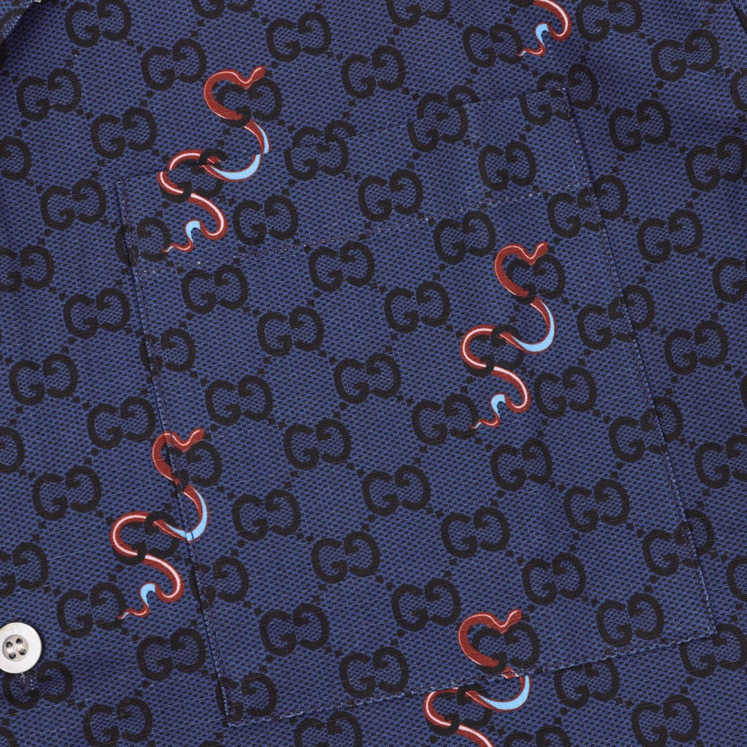 Gucci Snake Year Limited Edition Snake Print Shirt Short SleevesThe snake pattern is ingeniously presented with printed or embroidered details, complementing the brand logo and adding color to many men's ready-to-wear items in the 2025 early spring series. On this cotton plaid shirt, the image is paired with the GG pattern as part of the all-over print.