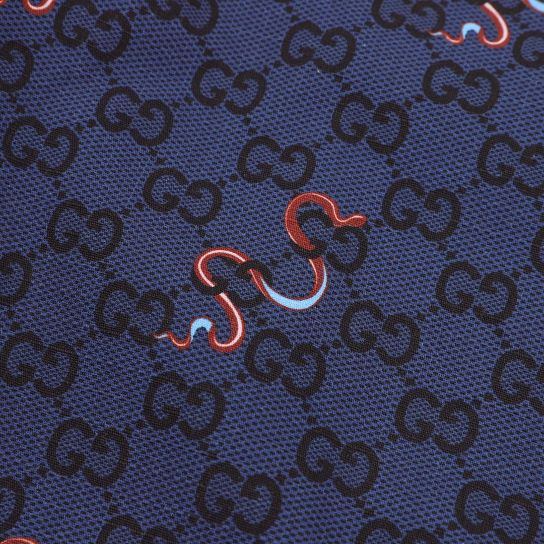 Gucci Snake Year Limited Edition Snake Print Shirt Short SleevesThe snake pattern is ingeniously presented with printed or embroidered details, complementing the brand logo and adding color to many men's ready-to-wear items in the 2025 early spring series. On this cotton plaid shirt, the image is paired with the GG pattern as part of the all-over print.