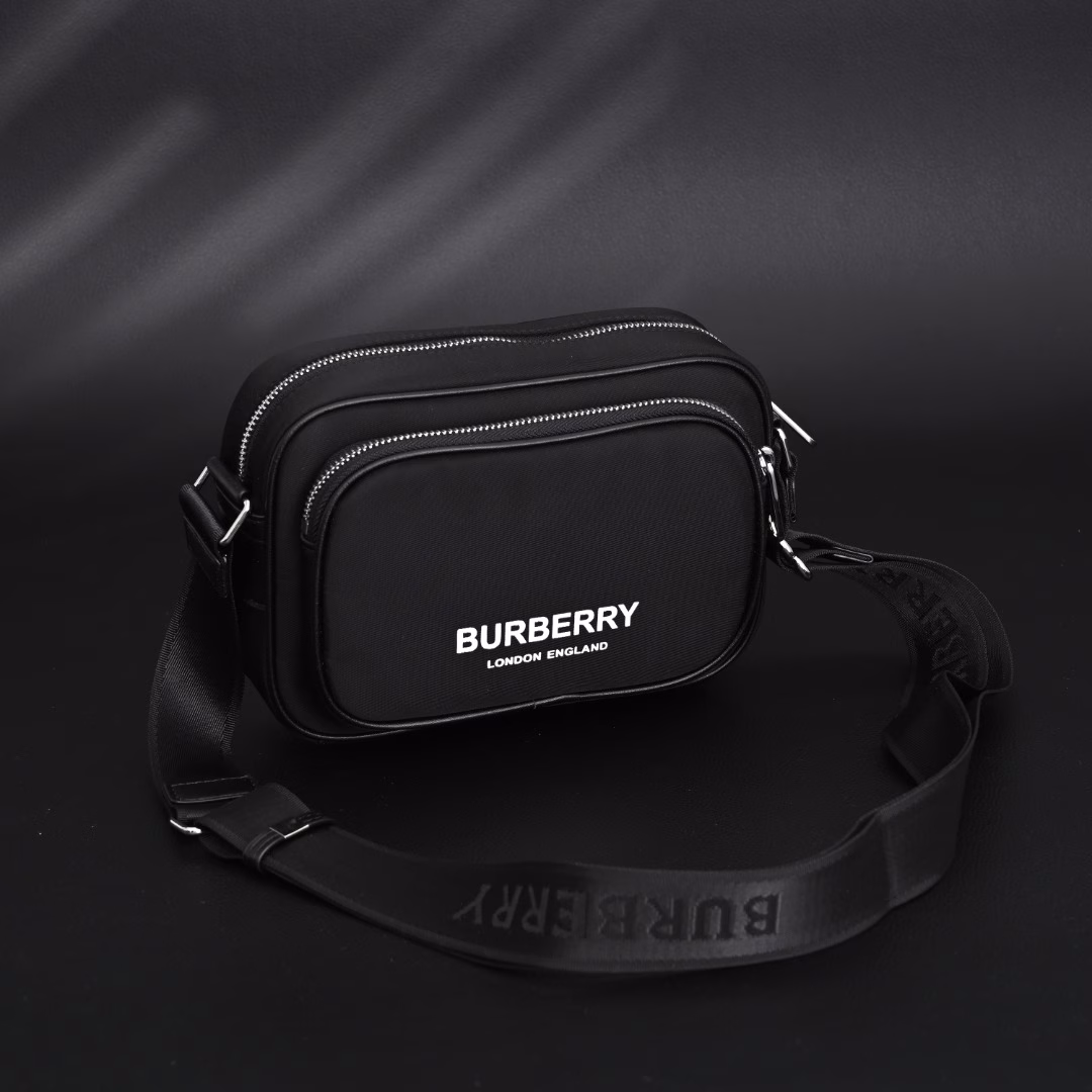 Burberry BBR 23 Printed Nylon Crossbody Camera BagThe latest camera bag, can be used as a crossbody bag, the bag body is made of nylon, which is very light and soft, so it is not afraid of deformation or scratching. It is also easy to take care of, especially dirt-resistant and durable. It has a double zipper design, painted hardware design, and a small rawhide compartment inside. The length of the shoulder strap can be adjusted.
