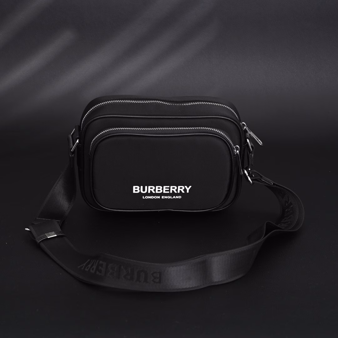 Burberry BBR 23 Printed Nylon Crossbody Camera BagThe latest camera bag, can be used as a crossbody bag, the bag body is made of nylon, which is very light and soft, so it is not afraid of deformation or scratching. It is also easy to take care of, especially dirt-resistant and durable. It has a double zipper design, painted hardware design, and a small rawhide compartment inside. The length of the shoulder strap can be adjusted.
