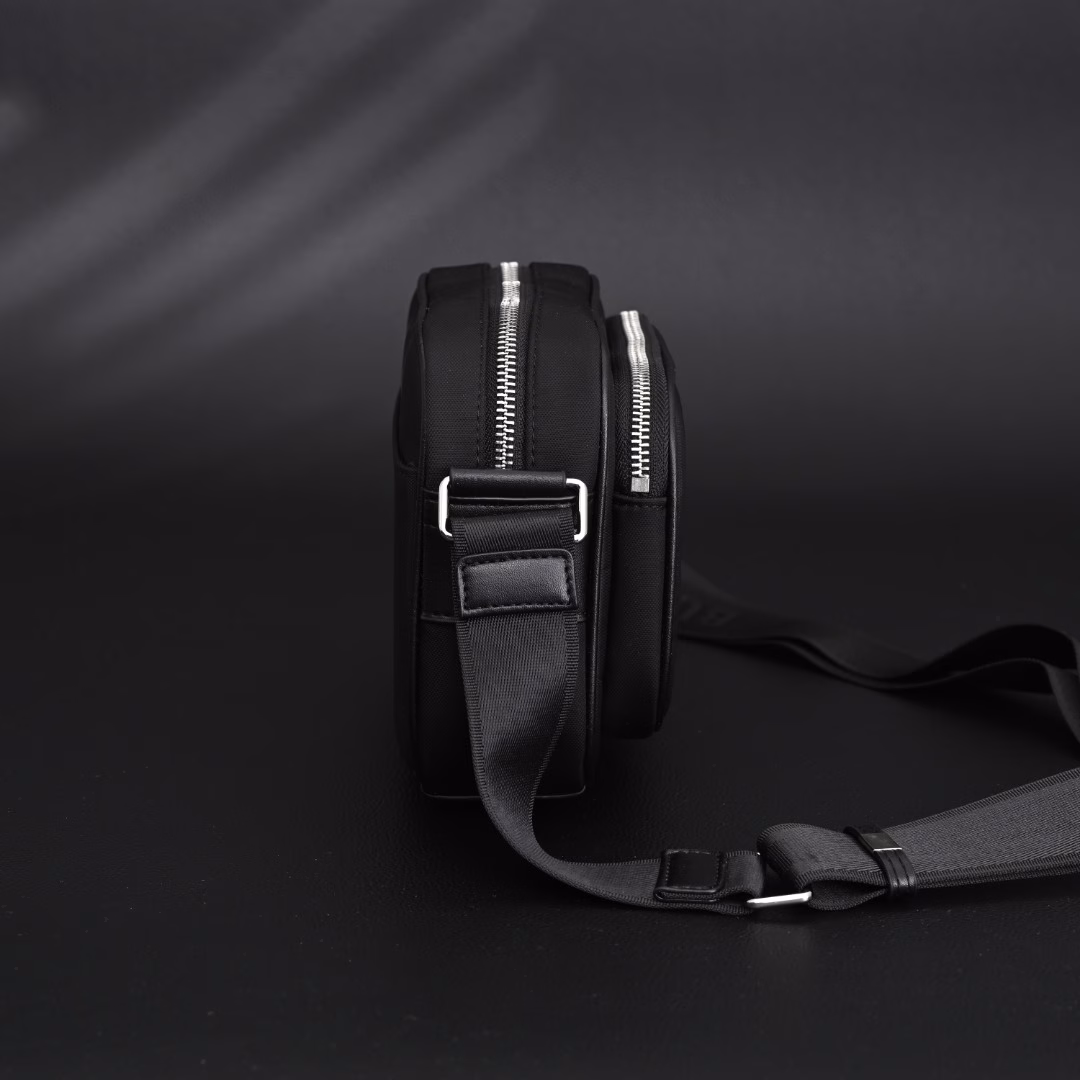 Burberry BBR 23 Printed Nylon Crossbody Camera BagThe latest camera bag, can be used as a crossbody bag, the bag body is made of nylon, which is very light and soft, so it is not afraid of deformation or scratching. It is also easy to take care of, especially dirt-resistant and durable. It has a double zipper design, painted hardware design, and a small rawhide compartment inside. The length of the shoulder strap can be adjusted.
